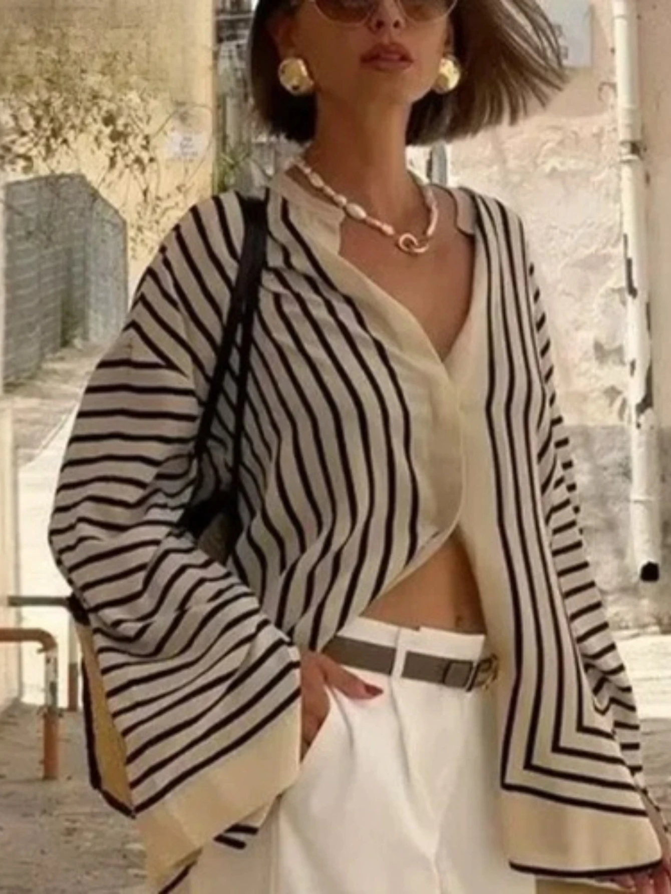 Новая повседневная женская шелковая рубашка в полоску, свободного кроя, с круглым вырезом, на пуговицах, с длинными расклешенными рукавами, блузка
Новая повседневная женская шелковая рубашка в полоску, свободного кроя, с круглым вырезом, на пуговицах, с длинными расклешенными рукавами, блузка