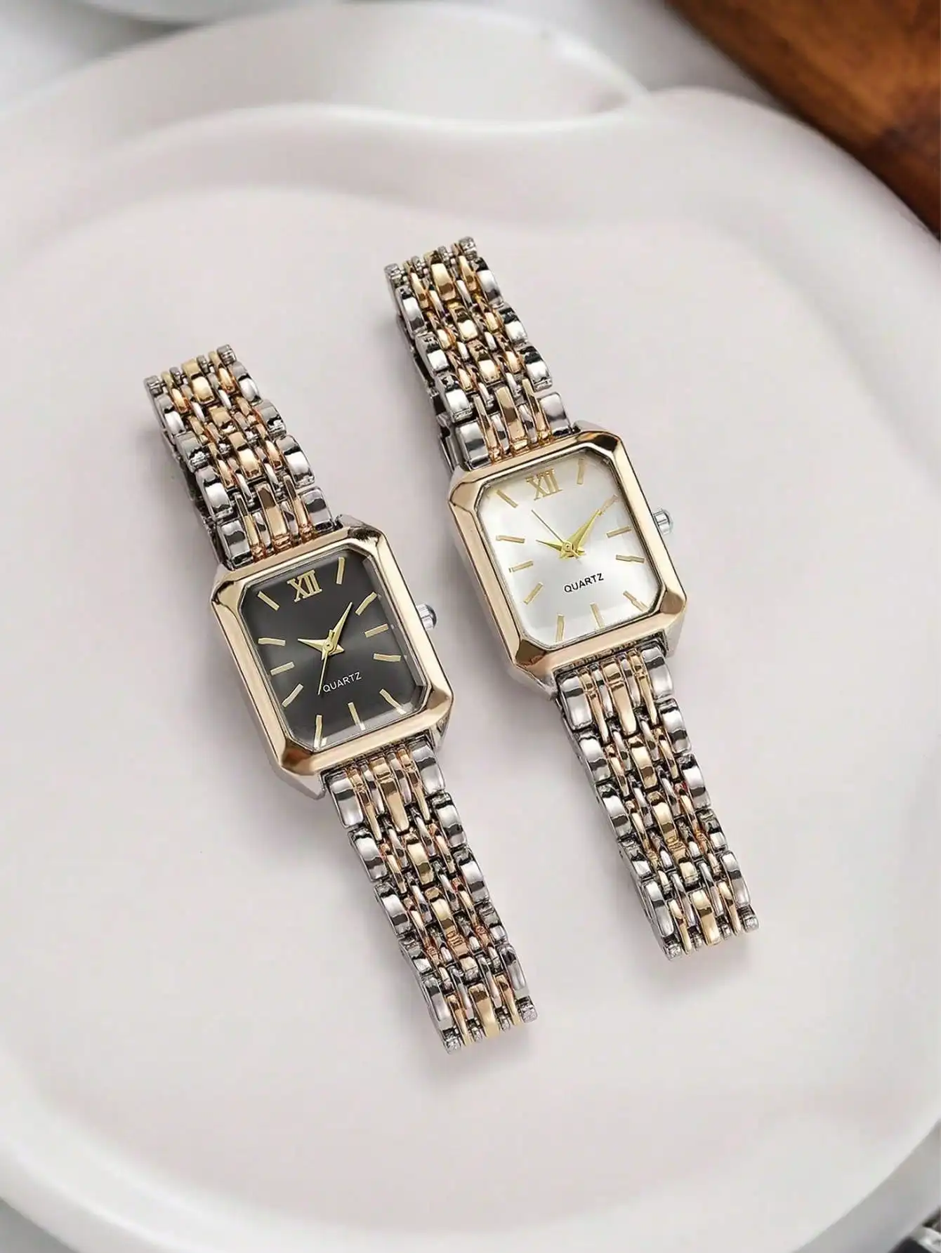 Элегантные кварцевые часы с квадратным циферблатом и двухцветным ремешком из нержавеющей стали
Элегантные кварцевые часы с квадратным циферблатом и двухцветным ремешком из нержавеющей стали