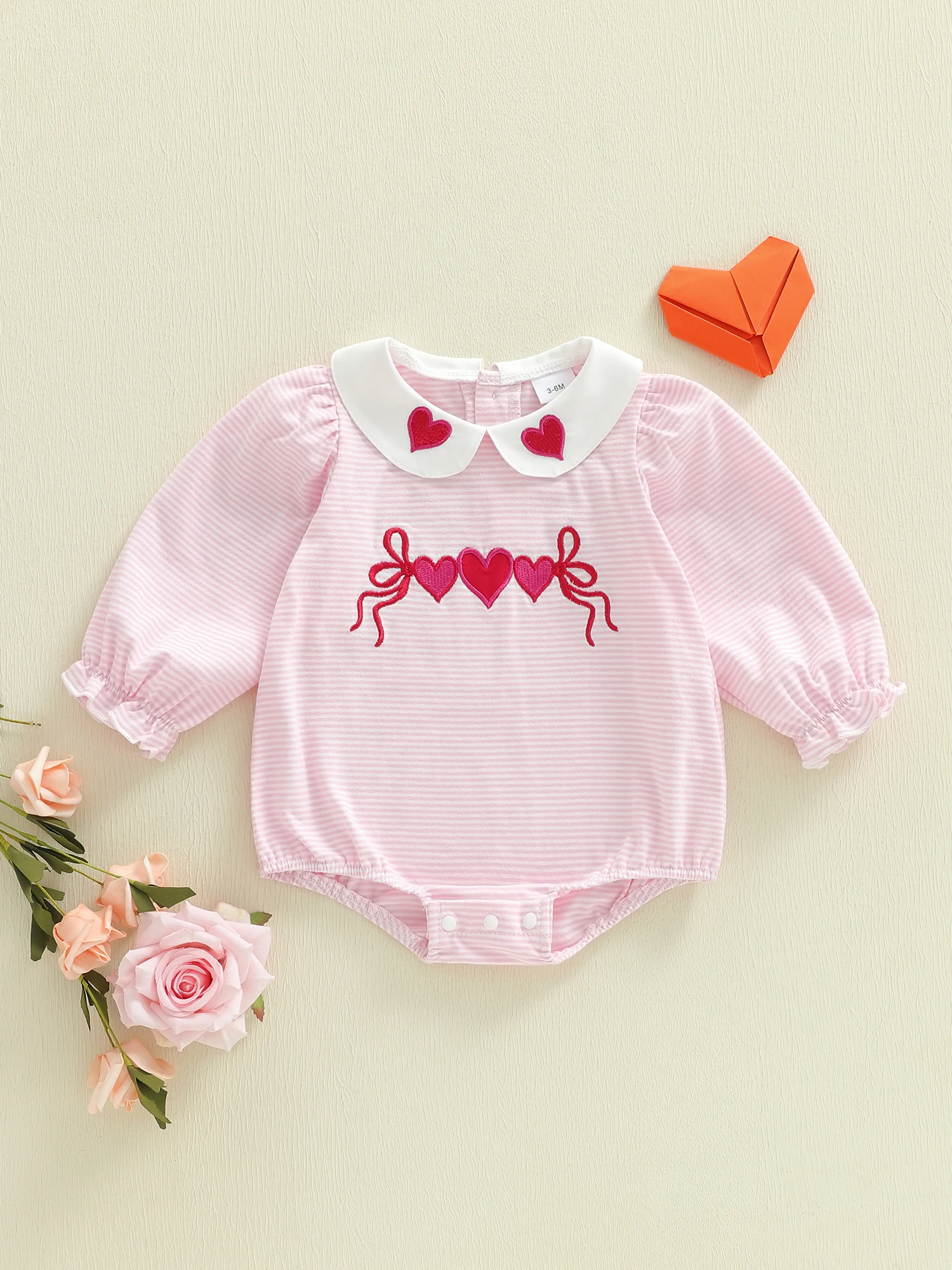 Очаровательный комбинезон с розовым сердечком для маленьких девочек, милый комбинезон с рюшами и кукольным воротником, полосатый комбинезон на День святого Валентина
Очаровательный комбинезон с розовым сердечком для маленьких девочек, милый комбинезон с рюшами и кукольным воротником, полосатый комбинезон на День святого Валентина