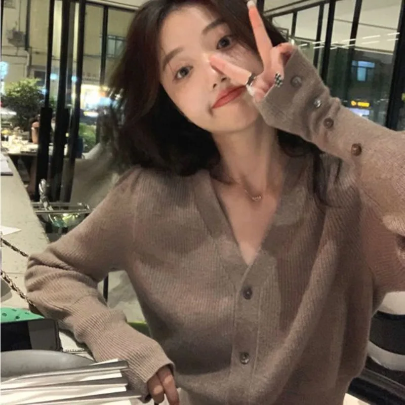 V-neck Slim Knitting Cardigan Coat Women Spring Autumn Fashion Buttons Solid Color Sweater Simplicity Office Lady Knitwear Tops
V-neck Slim Knitting Cardigan Coat Women Spring Autumn Fashion Buttons Solid Color Sweater Simplicity Office Lady Knitwear Tops