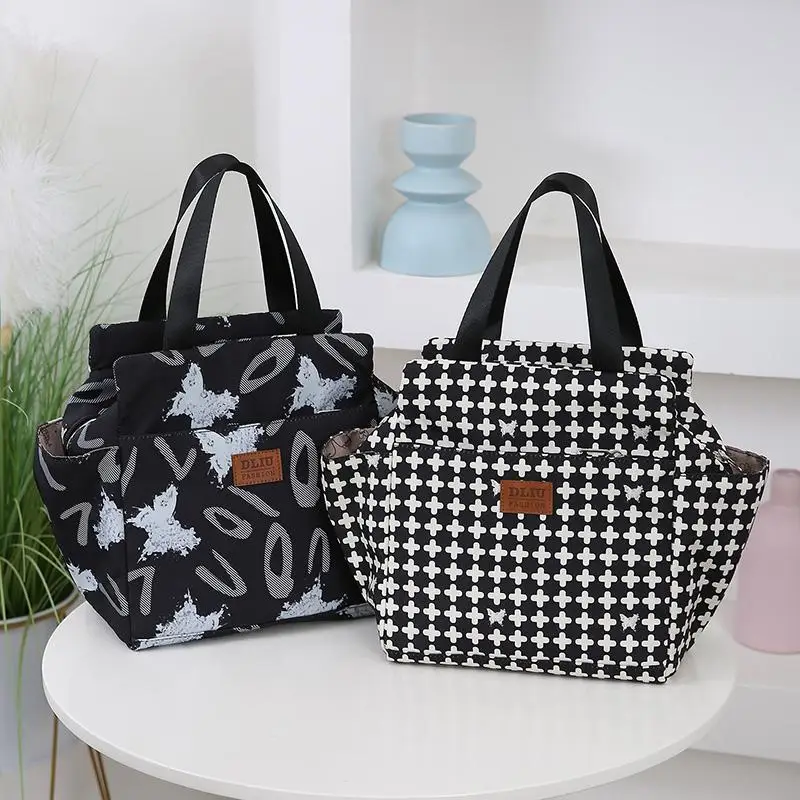 Retro Print Lunch Box Bag Large Capacity Insulated Bento Bag Handheld Lunch Bag Fashion Mommy Bag For Work Outdoor Activities
Retro Print Lunch Box Bag Large Capacity Insulated Bento Bag Handheld Lunch Bag Fashion Mommy Bag For Work Outdoor Activities