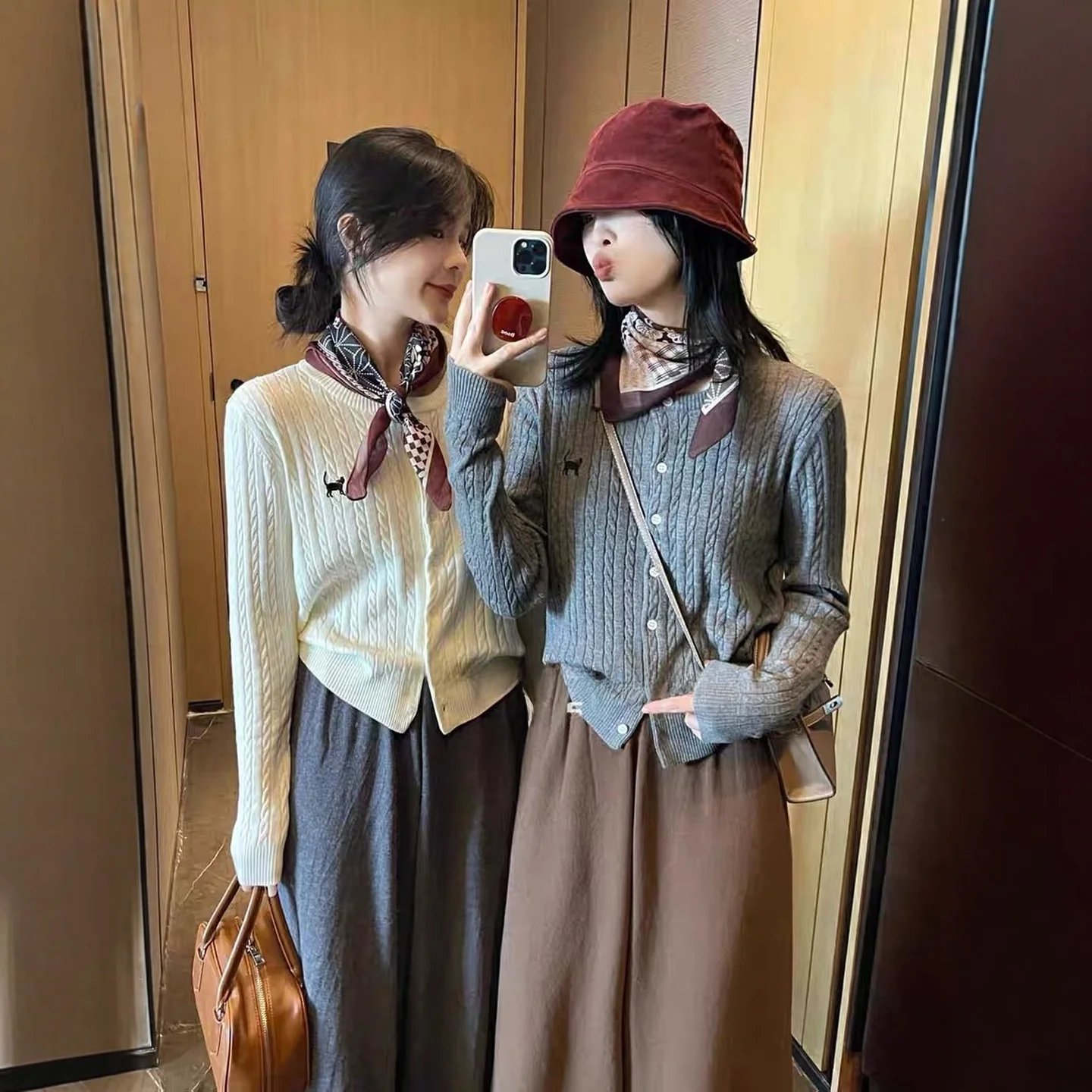 Ретро-кардиган в повседневном стиле для женщин, весенне-осенний, с дизайнерским акцентом, с шелковым шарфом, для ношения под свитером, топ для узкого круга аудитории
Ретро-кардиган в повседневном стиле для женщин, весенне-осенний, с дизайнерским акцентом, с шелковым шарфом, для ношения под свитером, топ для узкого круга аудитории