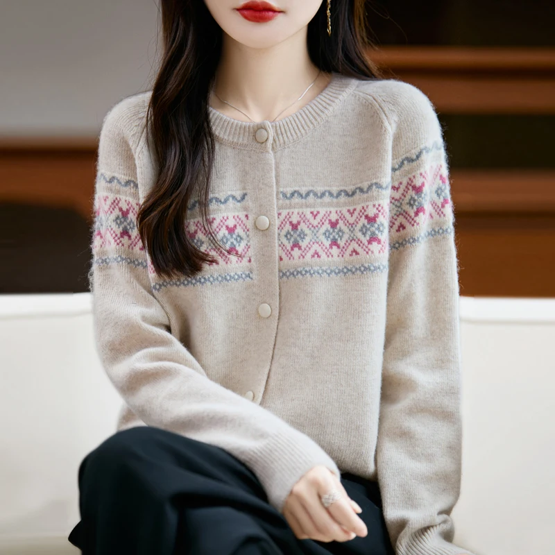 【100% шерсть】Женский жаккардовый короткий кардиган, тканевые пуговицы в винтажном стиле, вязаное пальто с рисунком, новое поступление, осень-зима
【100% шерсть】Женский жаккардовый короткий кардиган, тканевые пуговицы в винтажном стиле, вязаное пальто с рисунком, новое поступление, осень-зима