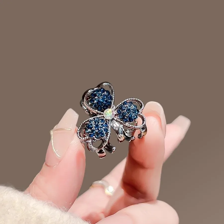 Exquisite Blue Rhinestone Small Hair Claw Sweet Elegant Princess Head Top Clip Love Heart Flower Forehead Bangs Clip Headwear
Exquisite Blue Rhinestone Small Hair Claw Sweet Elegant Princess Head Top Clip Love Heart Flower Forehead Bangs Clip Headwear