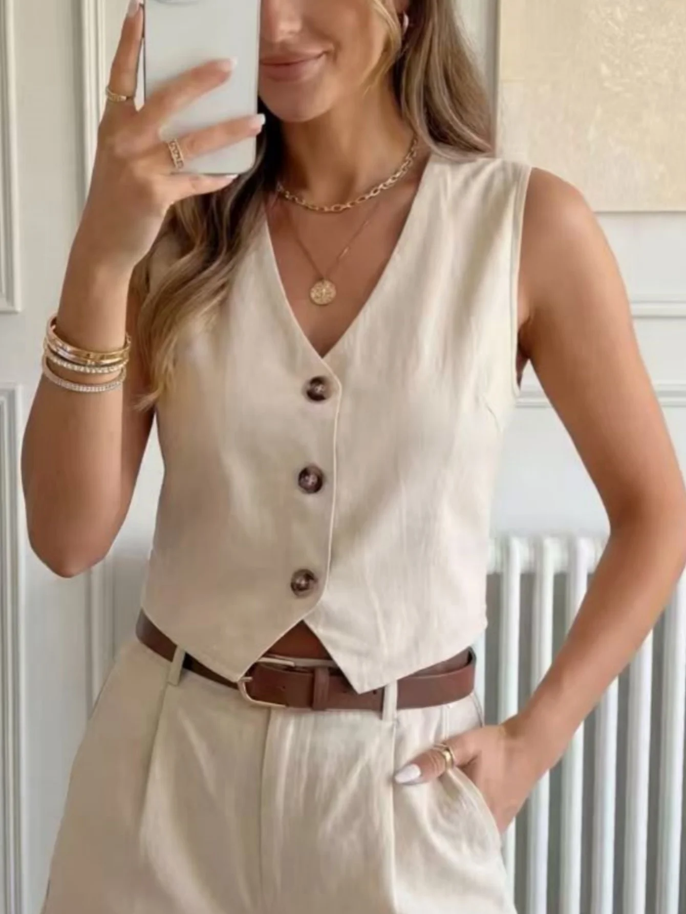 Elegant Sleeveless Cotton Waistcoat for Spring & Summer Minimalist Stylish Cropped Vest
Elegant Sleeveless Cotton Waistcoat for Spring & Summer Minimalist Stylish Cropped Vest