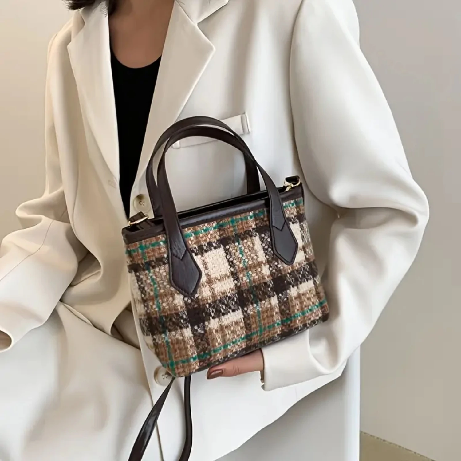 Elegant Women's Plaid Pattern Casual Square Bag with Double Handle and Zipper, Stylish Shoulder Purse for Everyday Use
Elegant Women's Plaid Pattern Casual Square Bag with Double Handle and Zipper, Stylish Shoulder Purse for Everyday Use
