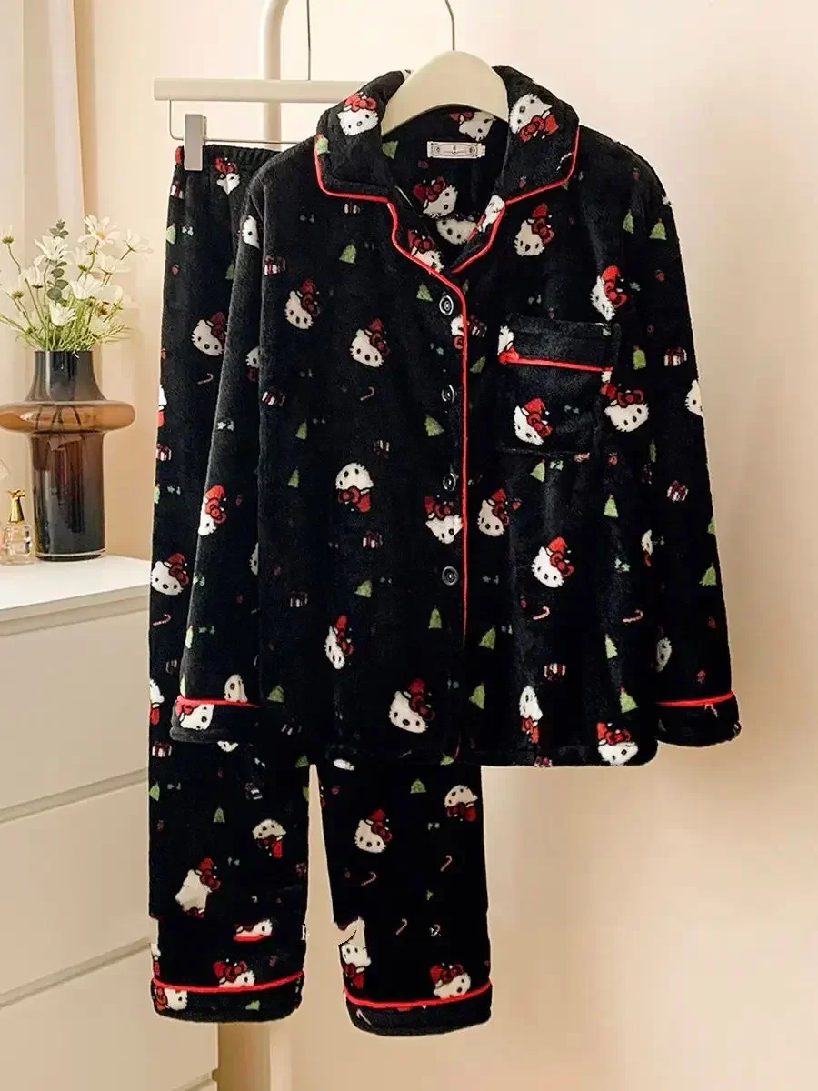 Рождественские пижамы Sanrio HelloKitty, кавайные женские милые плюшевые пижамы с лацканами, утолщенные, можно носить на улице, домашняя одежда из двух предметов
Рождественские пижамы Sanrio HelloKitty, кавайные женские милые плюшевые пижамы с лацканами, утолщенные, можно носить на улице, домашняя одежда из двух предметов