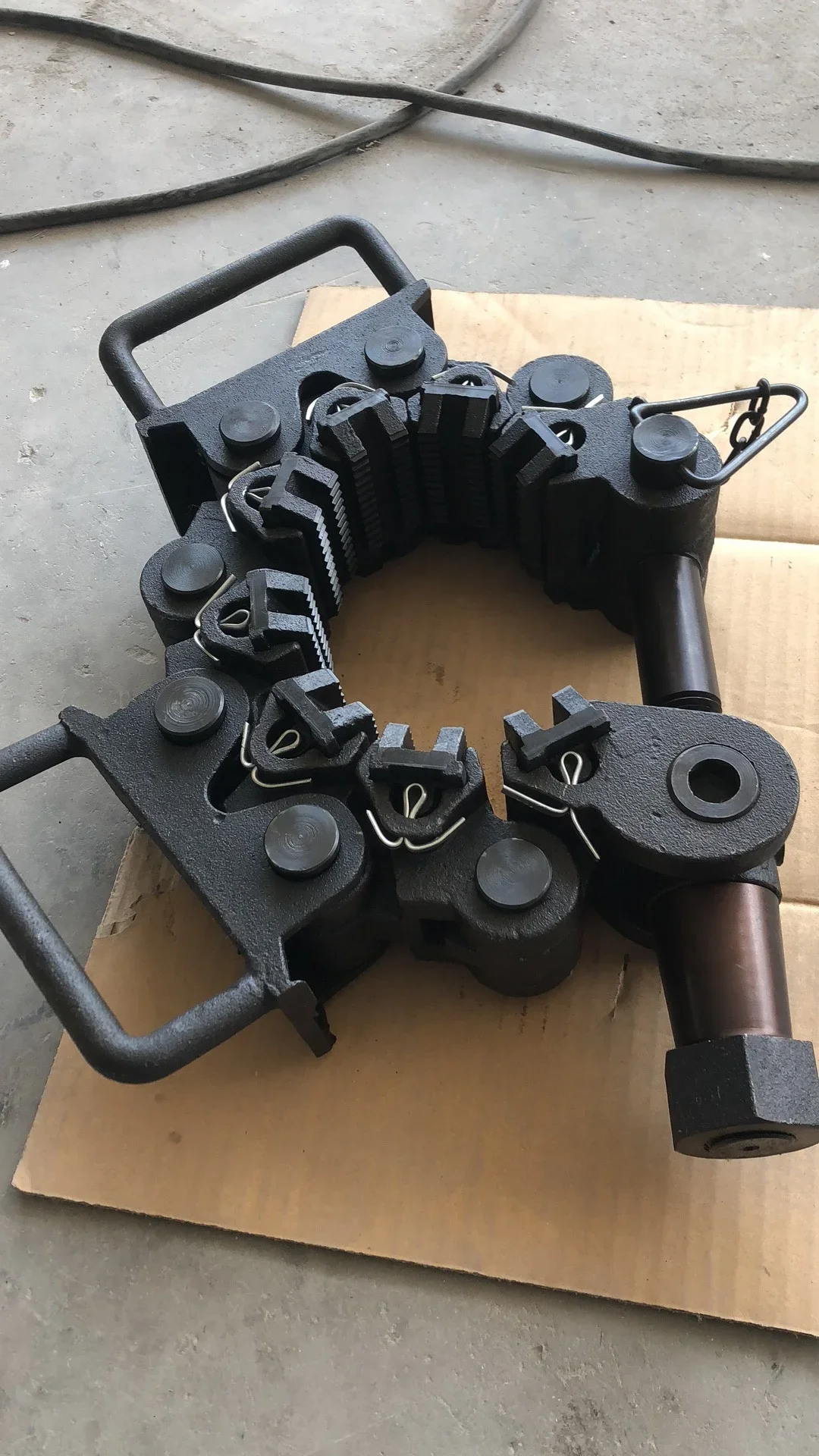 Safety pliers for rotary oil drilling tools in oil fields/Safety pliers for oil drilling tools
Safety pliers for rotary oil drilling tools in oil fields/Safety pliers for oil drilling tools