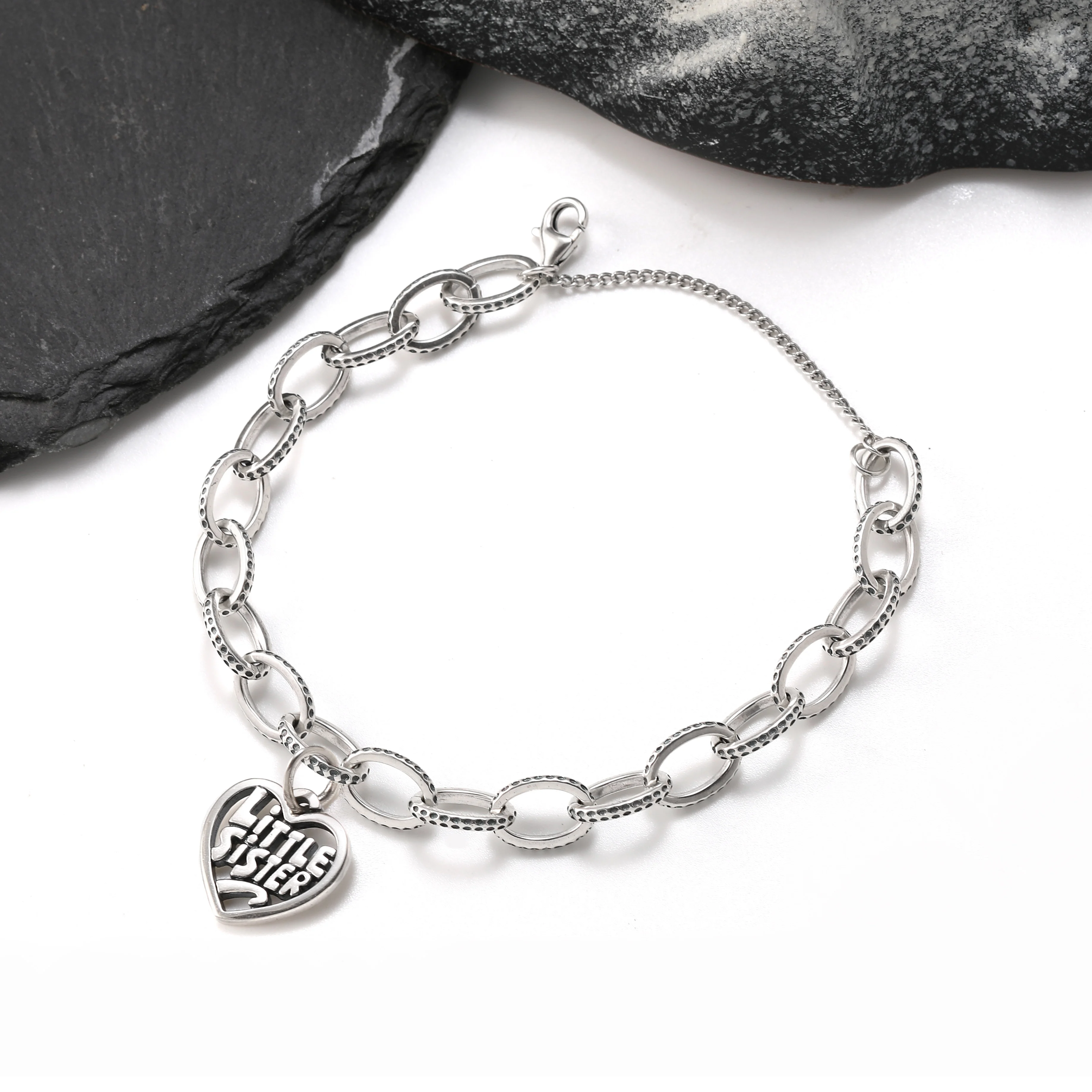 Genuine 925 sterling silver fashionable and exquisite Textured Oval Charm Bracelet paired with "Little sister's" heart pendant
Genuine 925 sterling silver fashionable and exquisite Textured Oval Charm Bracelet paired with "Little sister's" heart pendant
