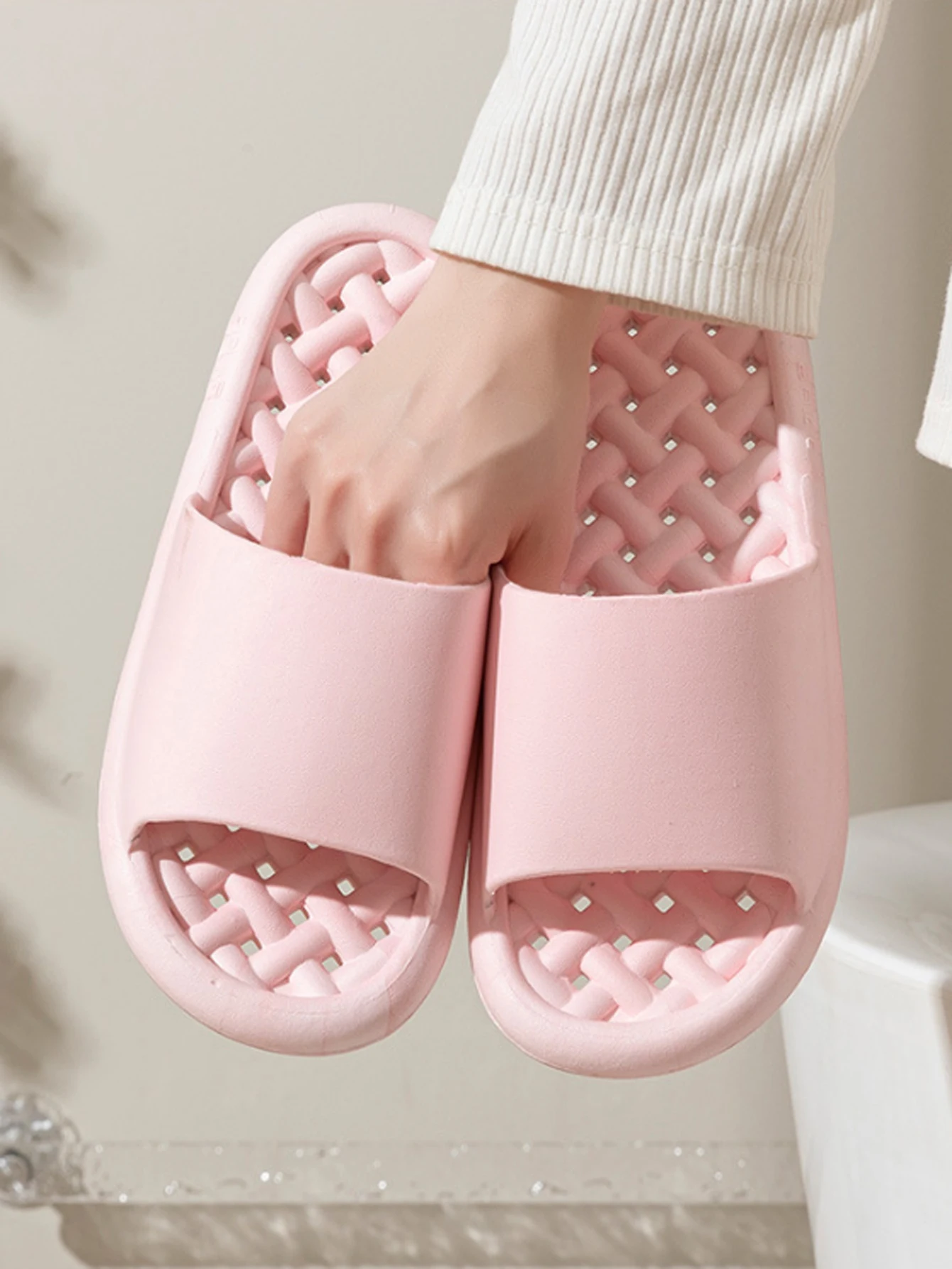 Женские летние розовые тапочки для ванной с перфорацией, быстросохнущие, нескользящие, на толстой подошве из ЭВА, износостойкие, для дома
Женские летние розовые тапочки для ванной с перфорацией, быстросохнущие, нескользящие, на толстой подошве из ЭВА, износостойкие, для дома