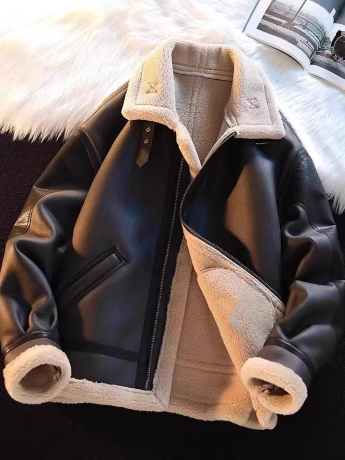 Мужская зимняя куртка-косуха из искусственной кожи с меховой подкладкой, интегрированный жилет из овечьего меха, верхняя одежда стандартного кроя, молодежный тренд, стандартная длина
Мужская зимняя куртка-косуха из искусственной кожи с меховой подкладкой, интегрированный жилет из овечьего меха, верхняя одежда стандартного кроя, молодежный тренд, стандартная длина