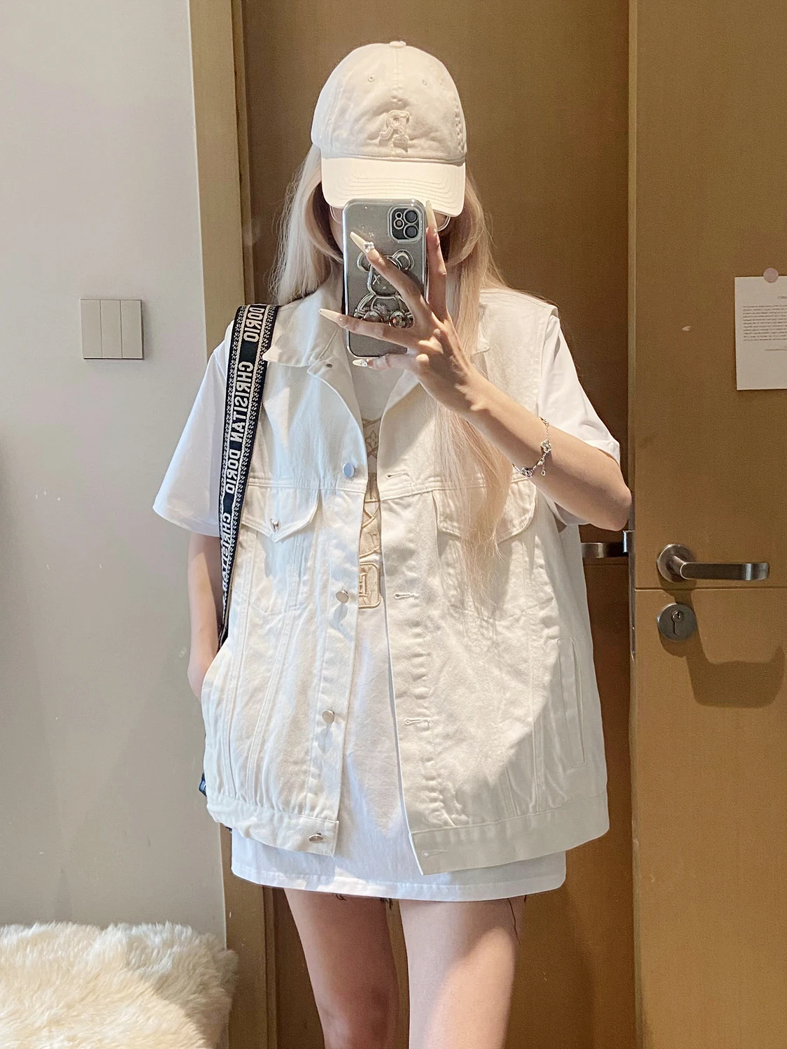 Новая женская джинсовая жилетка 2025 года: летняя верхняя одежда свободного кроя, модная весенне-осенняя куртка с подплечниками из смесового хлопка и полиэстера, с воротником
Новая женская джинсовая жилетка 2025 года: летняя верхняя одежда свободного кроя, модная весенне-осенняя куртка с подплечниками из смесового хлопка и полиэстера, с воротником