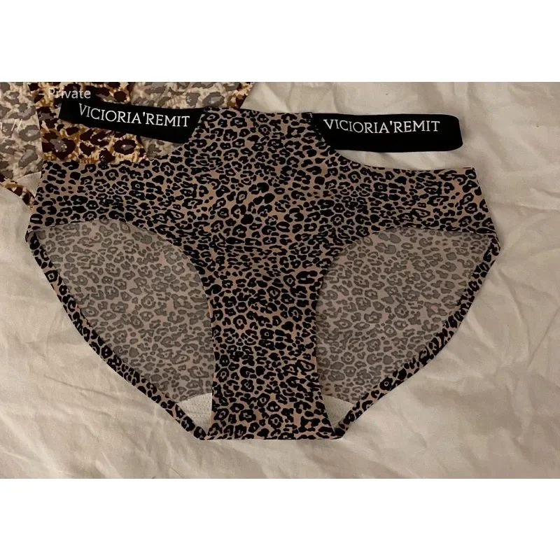 Pure Cotton Antibacterial Block Sexy Traceless Underwear Women's Middle Waist Letters Hollow New Leopard Print Women's Triangle
Pure Cotton Antibacterial Block Sexy Traceless Underwear Women's Middle Waist Letters Hollow New Leopard Print Women's Triangle