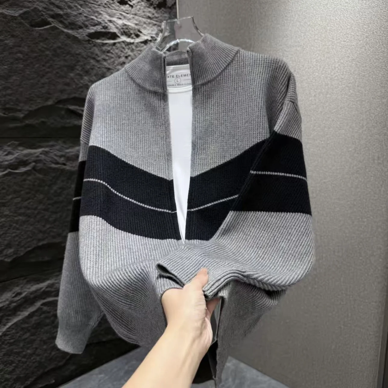 Модный повседневный вязаный кардиган на молнии, мужской осенне-зимний новый свитер с воротником-стойкой, универсальный полосатый трикотаж
Модный повседневный вязаный кардиган на молнии, мужской осенне-зимний новый свитер с воротником-стойкой, универсальный полосатый трикотаж