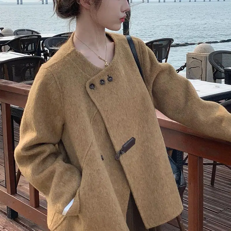 2024 Winter New Chinese Khaki Short Woolen Coat for Women New Fashion Autumn and Winter Elegant Woolen Coat Suitable for Women
2024 Winter New Chinese Khaki Short Woolen Coat for Women New Fashion Autumn and Winter Elegant Woolen Coat Suitable for Women