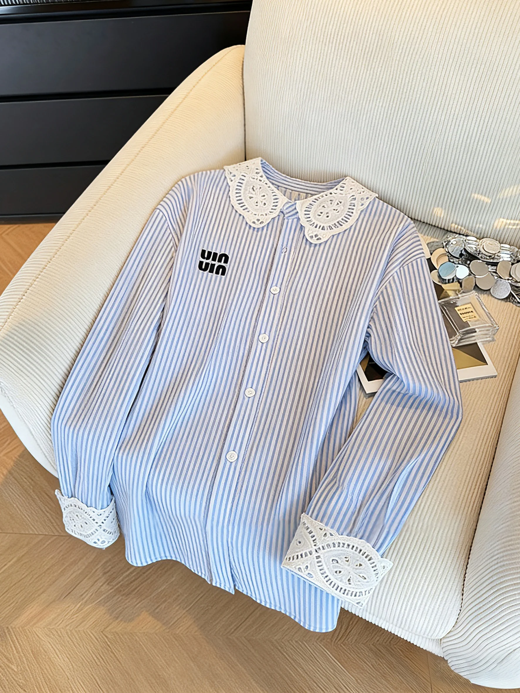 Корейская дизайнерская блузка с кружевными вставками и длинными рукавами, свободного кроя, с воротником, повседневная, женская, весна-осень, для многослойных образов
Корейская дизайнерская блузка с кружевными вставками и длинными рукавами, свободного кроя, с воротником, повседневная, женская, весна-осень, для многослойных образов