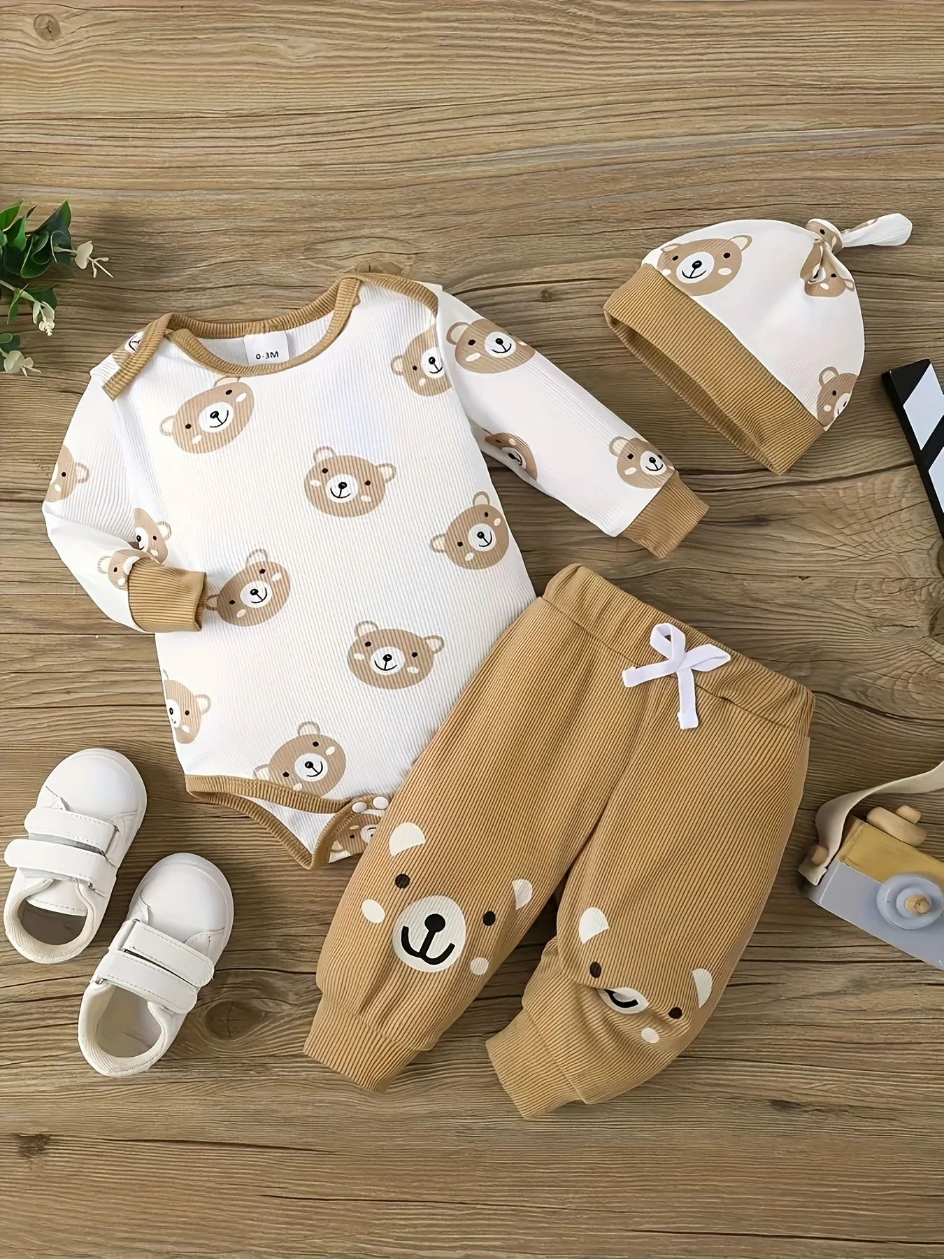 Baby boy baby cute little bear print set triangle jumpsuit+pants+hat three piece set for autumn and winter
Baby boy baby cute little bear print set triangle jumpsuit+pants+hat three piece set for autumn and winter