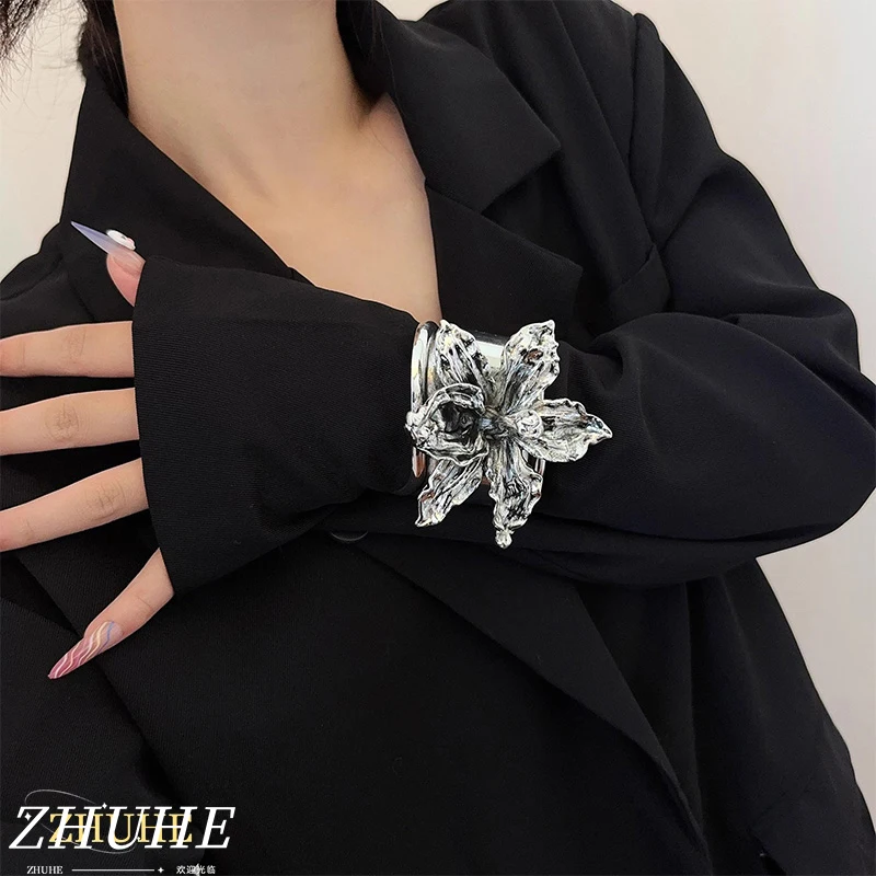 Elegant Iris Flower Bracelet, Fashion Jewelry Accessories for Women, Eye-Catching Floral Piece, Trendy Female Ornament
Elegant Iris Flower Bracelet, Fashion Jewelry Accessories for Women, Eye-Catching Floral Piece, Trendy Female Ornament