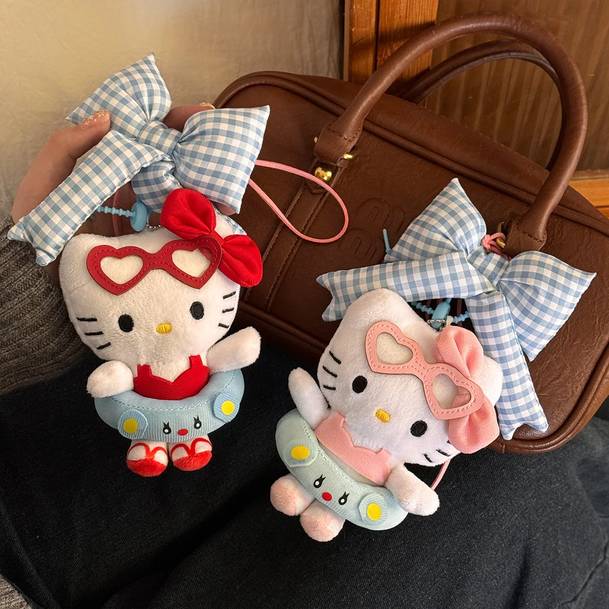 MINISO милый мультфильм кольцо для плавания кулон плюшевая кукла сумка школьный портфель кулон брелок автомобильный кулон модная сумка детали аксессуары
MINISO милый мультфильм кольцо для плавания кулон плюшевая кукла сумка школьный портфель кулон брелок автомобильный кулон модная сумка детали аксессуары