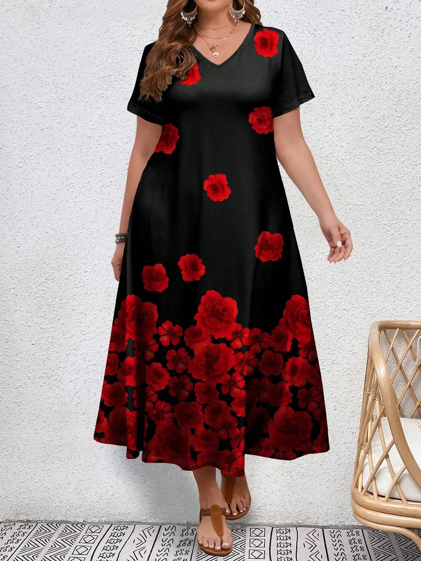Черное макси-платье с принтом красных роз, V-образным вырезом, короткими рукавами, свободного кроя для весны и лета
Черное макси-платье с принтом красных роз, V-образным вырезом, короткими рукавами, свободного кроя для весны и лета