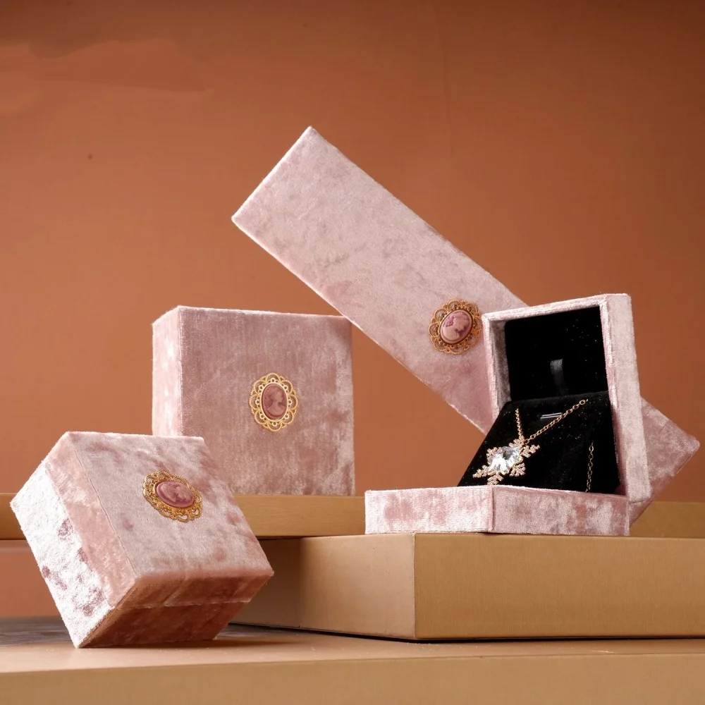 Retro European Velvet Pink Jewelry Box Bracelets Necklaces Ring Earrings Jewelry Display Case Wedding Gift Box for Women
Retro European Velvet Pink Jewelry Box Bracelets Necklaces Ring Earrings Jewelry Display Case Wedding Gift Box for Women