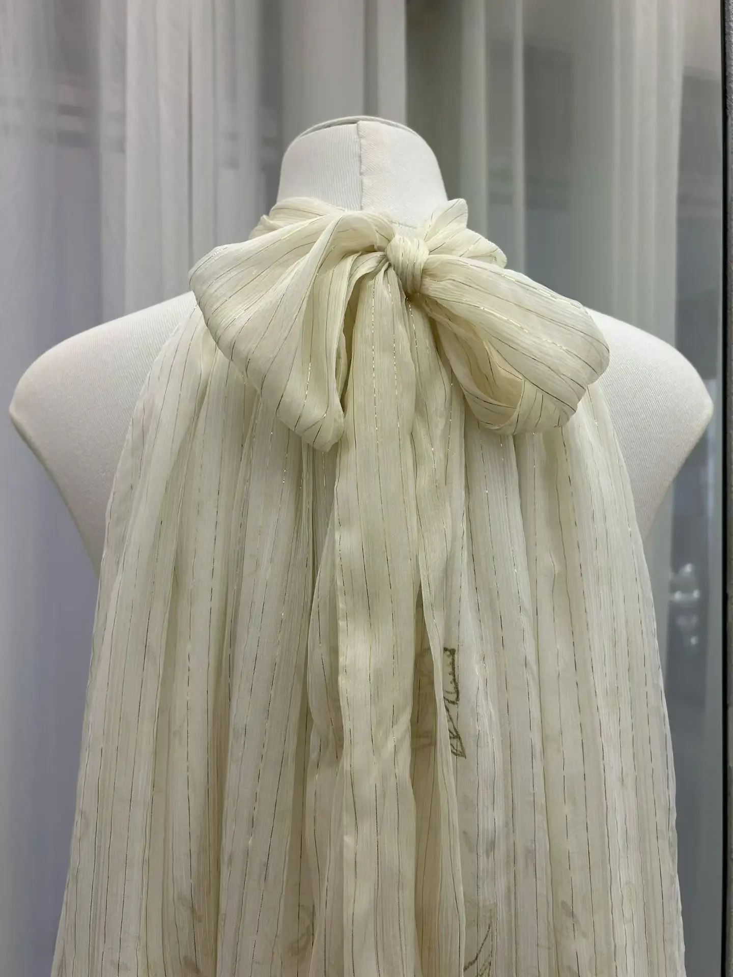 New Women Retro Print Silk Set High Waist Pleated Long Skirt + Ribbon Stand Collar Sleeveless Vest Top Loose Ladies Suit
New Women Retro Print Silk Set High Waist Pleated Long Skirt + Ribbon Stand Collar Sleeveless Vest Top Loose Ladies Suit