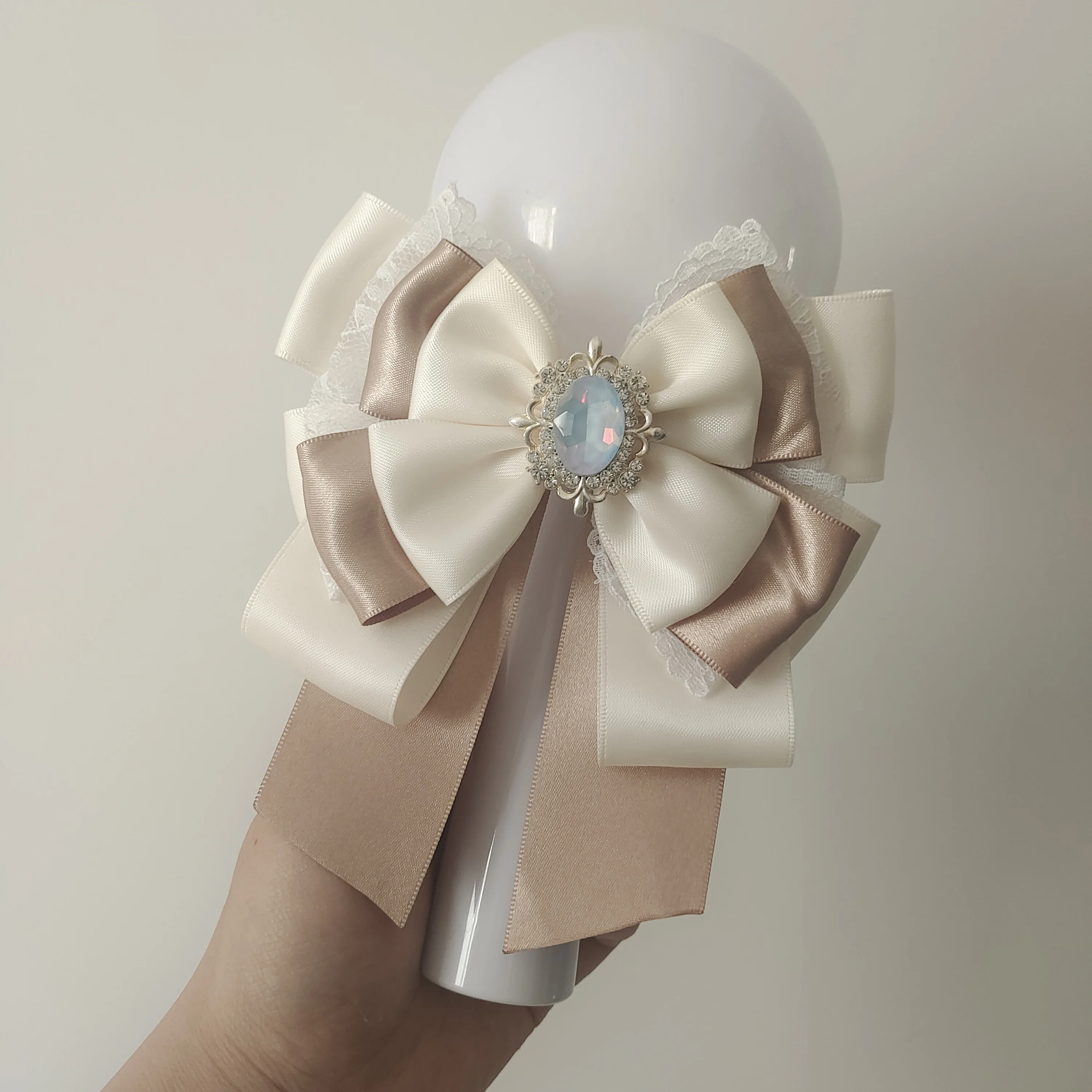 Бант ручной работы для концерта, ручная легкая палочка, лента, стразы, аксессуары, модная Лолита, косплей, рубашка, воротник, цветочные галстуки, заколка для волос
Бант ручной работы для концерта, ручная легкая палочка, лента, стразы, аксессуары, модная Лолита, косплей, рубашка, воротник, цветочные галстуки, заколка для волос