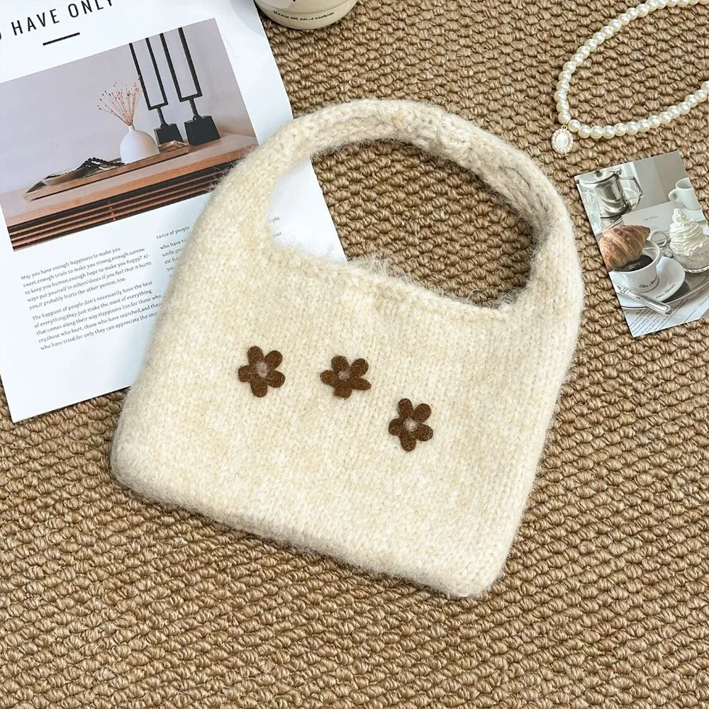 Fashion Flower Knitted Handbag Multicolor Retro Knitted Wrist Bag Large Capacity Horn Button Wool Weave Bag Commuting
Fashion Flower Knitted Handbag Multicolor Retro Knitted Wrist Bag Large Capacity Horn Button Wool Weave Bag Commuting
