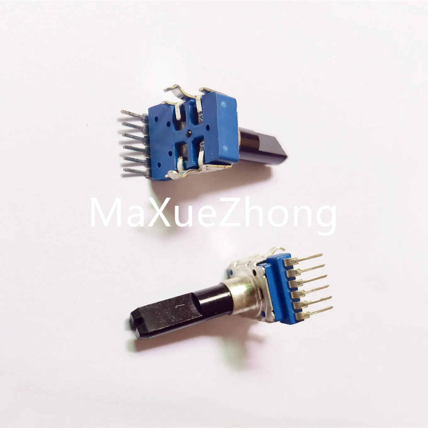 Original new 100% 09 Type mixer audio potentiometer A20K A203 half length 30MM dual channel B10K 27.5MM B20K B50K (SWITCH)
Original new 100% 09 Type mixer audio potentiometer A20K A203 half length 30MM dual channel B10K 27.5MM B20K B50K (SWITCH)