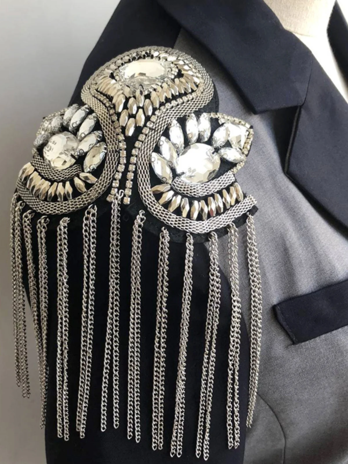 Heavy Work Tassel Pin Shoulder Patches for Stage Performance Coat Luxury Suit Shoulder Patches Fashionable Accessory Parts
Heavy Work Tassel Pin Shoulder Patches for Stage Performance Coat Luxury Suit Shoulder Patches Fashionable Accessory Parts