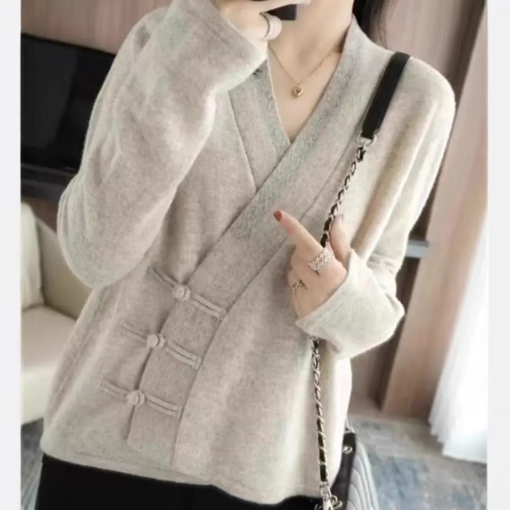 Chinese Style Women's Knitted Cashmere V-neck Sweater Button Top Retro Elegant Spring Autumn New
Chinese Style Women's Knitted Cashmere V-neck Sweater Button Top Retro Elegant Spring Autumn New