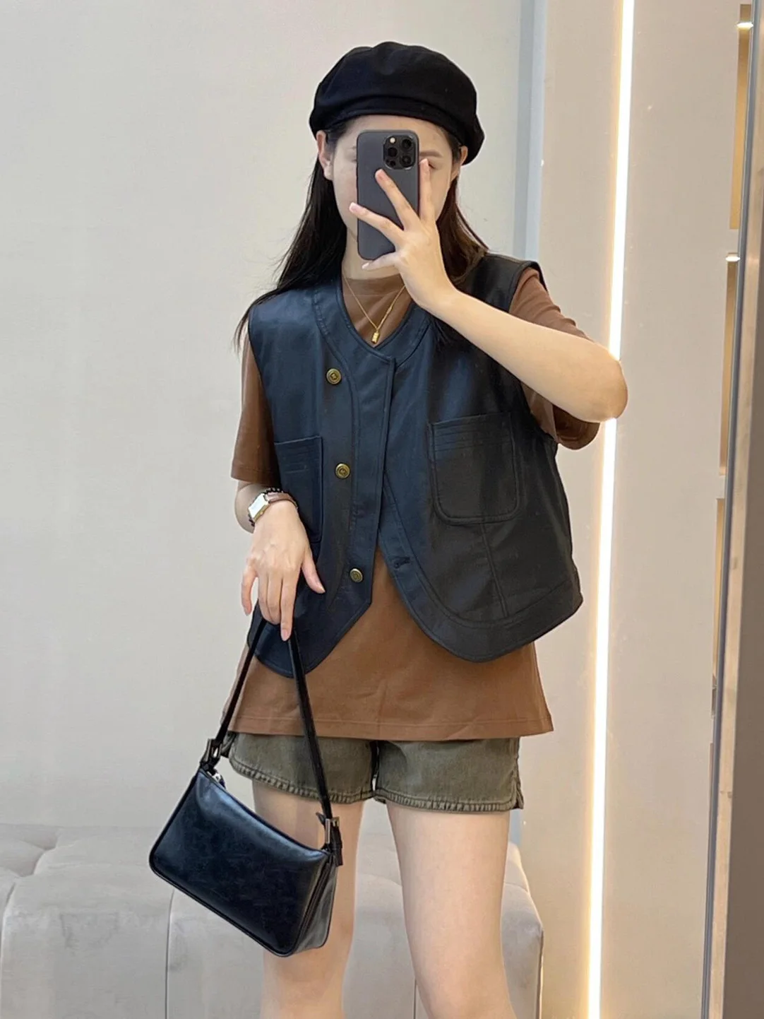 High Quality Black Sleeveless Vest Women's Fashion Korean Style Leather Vest Jacket Trendy Summer New Arrival Commute Style
High Quality Black Sleeveless Vest Women's Fashion Korean Style Leather Vest Jacket Trendy Summer New Arrival Commute Style