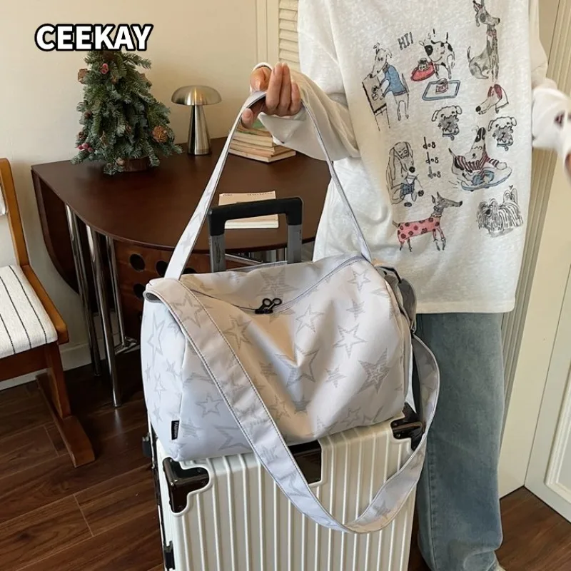 Women's Grey Star Print Nylon Travel Duffel Bag, Large Capacity with Detachable Strap for Weekend Trips, Gym, and Daily Errands
Women's Grey Star Print Nylon Travel Duffel Bag, Large Capacity with Detachable Strap for Weekend Trips, Gym, and Daily Errands