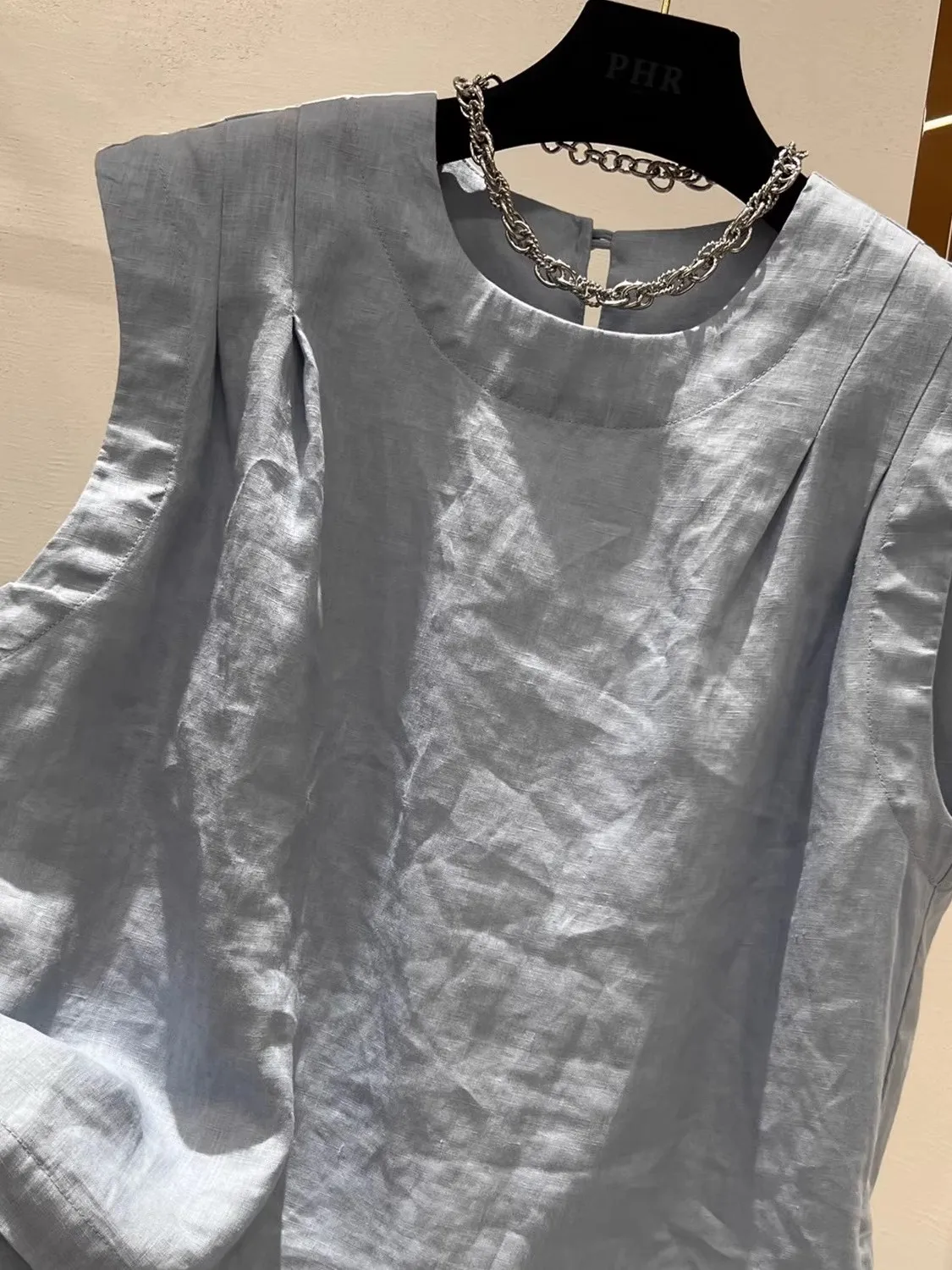 Loose round Neck Pleated Cotton Linen Sleeveless Shirt Women's Top Fashionable Summer New Style Korean Style Commute Style
Loose round Neck Pleated Cotton Linen Sleeveless Shirt Women's Top Fashionable Summer New Style Korean Style Commute Style