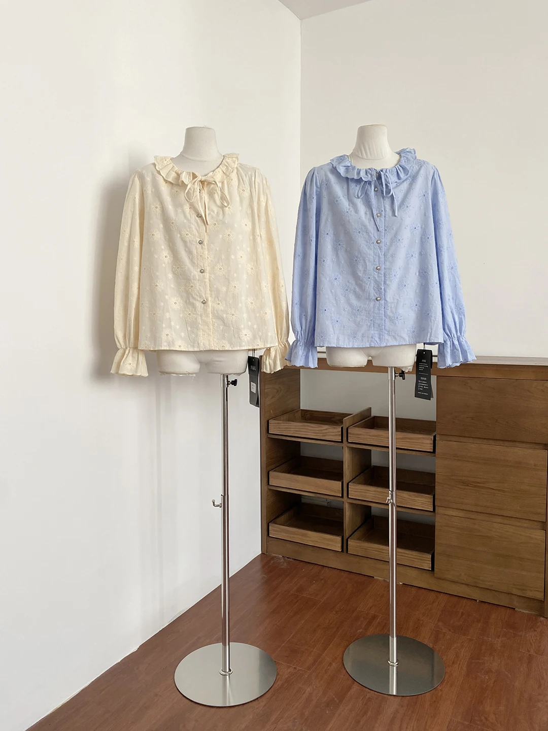 Elegant Embroidered Flower Shirt Women's Slimming Gentle Wind Wood Grain Spring 2026 Fashion Casual Loose Polyester Fiber
Elegant Embroidered Flower Shirt Women's Slimming Gentle Wind Wood Grain Spring 2026 Fashion Casual Loose Polyester Fiber