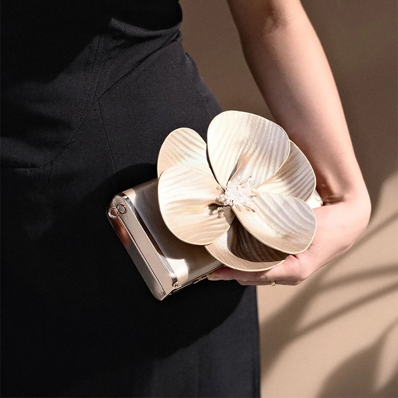 High-end Flower Design Banquet Clutch Purse Camellia Flower Petal Lady Box Small Square Bag Stamen Clip Gold Chain Crossbody Bag
High-end Flower Design Banquet Clutch Purse Camellia Flower Petal Lady Box Small Square Bag Stamen Clip Gold Chain Crossbody Bag