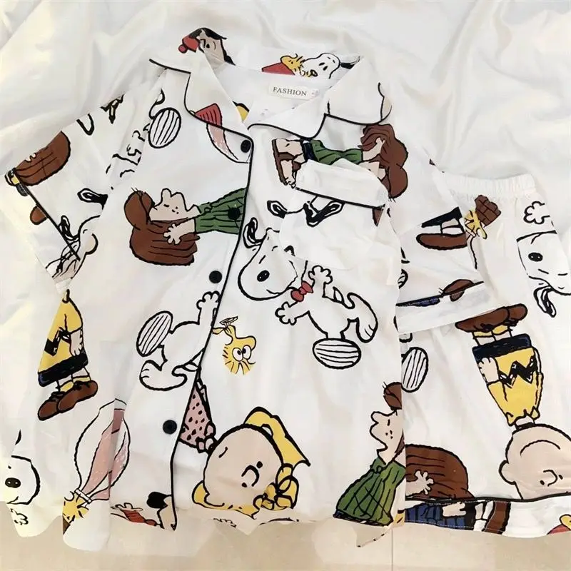 Симпатичные пижамы для пар Snoopy для мужчин и женщин, летние хлопковые шорты с короткими рукавами, тонкая милая домашняя одежда с героями мультфильмов, комплект из двух предметов
Симпатичные пижамы для пар Snoopy для мужчин и женщин, летние хлопковые шорты с короткими рукавами, тонкая милая домашняя одежда с героями мультфильмов, комплект из двух предметов