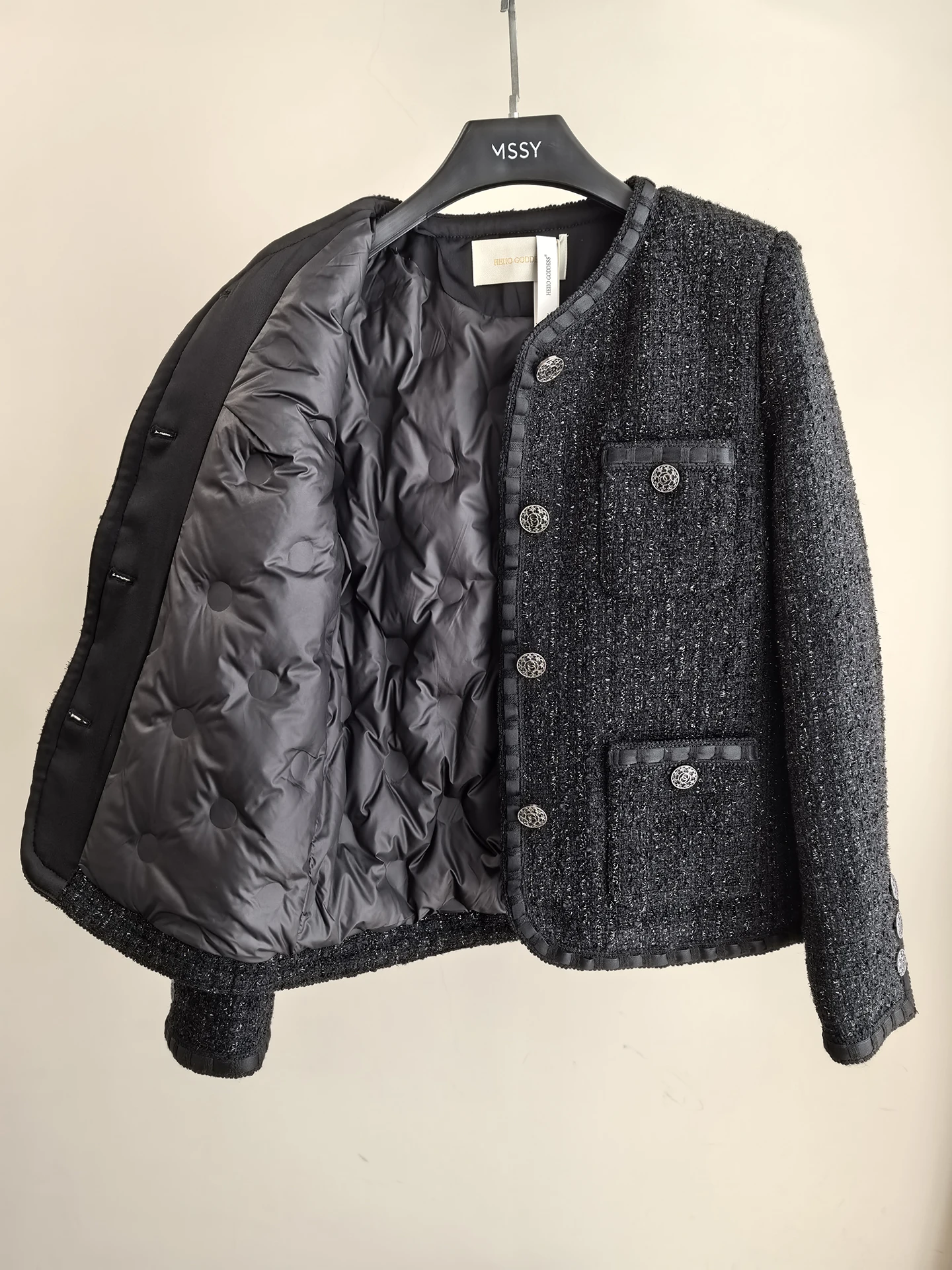 Black Shiny Thread Short Thickened Winter Women's Quilted Jacket Small Fragrance Style Luxury Coarse Tweed Slimming Outerwear
Black Shiny Thread Short Thickened Winter Women's Quilted Jacket Small Fragrance Style Luxury Coarse Tweed Slimming Outerwear