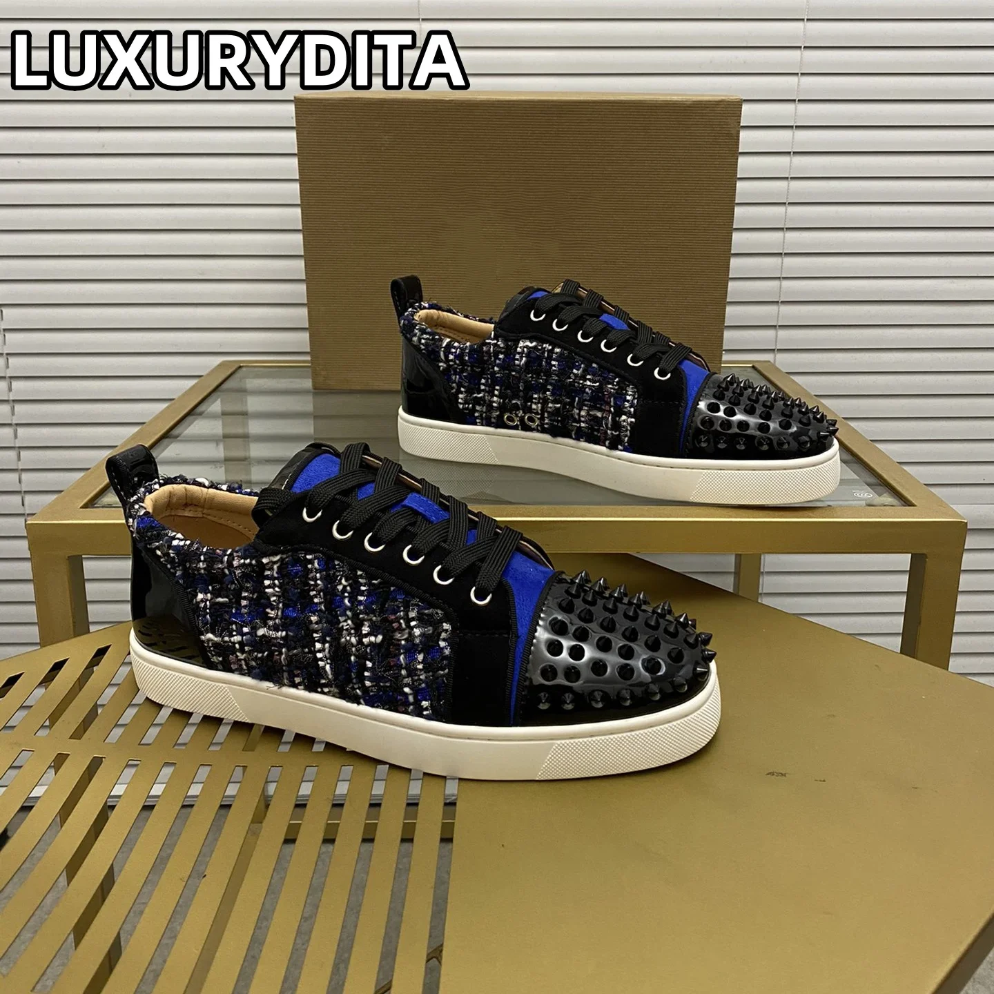 Top Quality Womens Trendy Casual Tennis Shoes Luxury Mens Real Leather Sneakers 35-48 Designr Rivet Red Soled Lovers Shoes M0211
Top Quality Womens Trendy Casual Tennis Shoes Luxury Mens Real Leather Sneakers 35-48 Designr Rivet Red Soled Lovers Shoes M0211