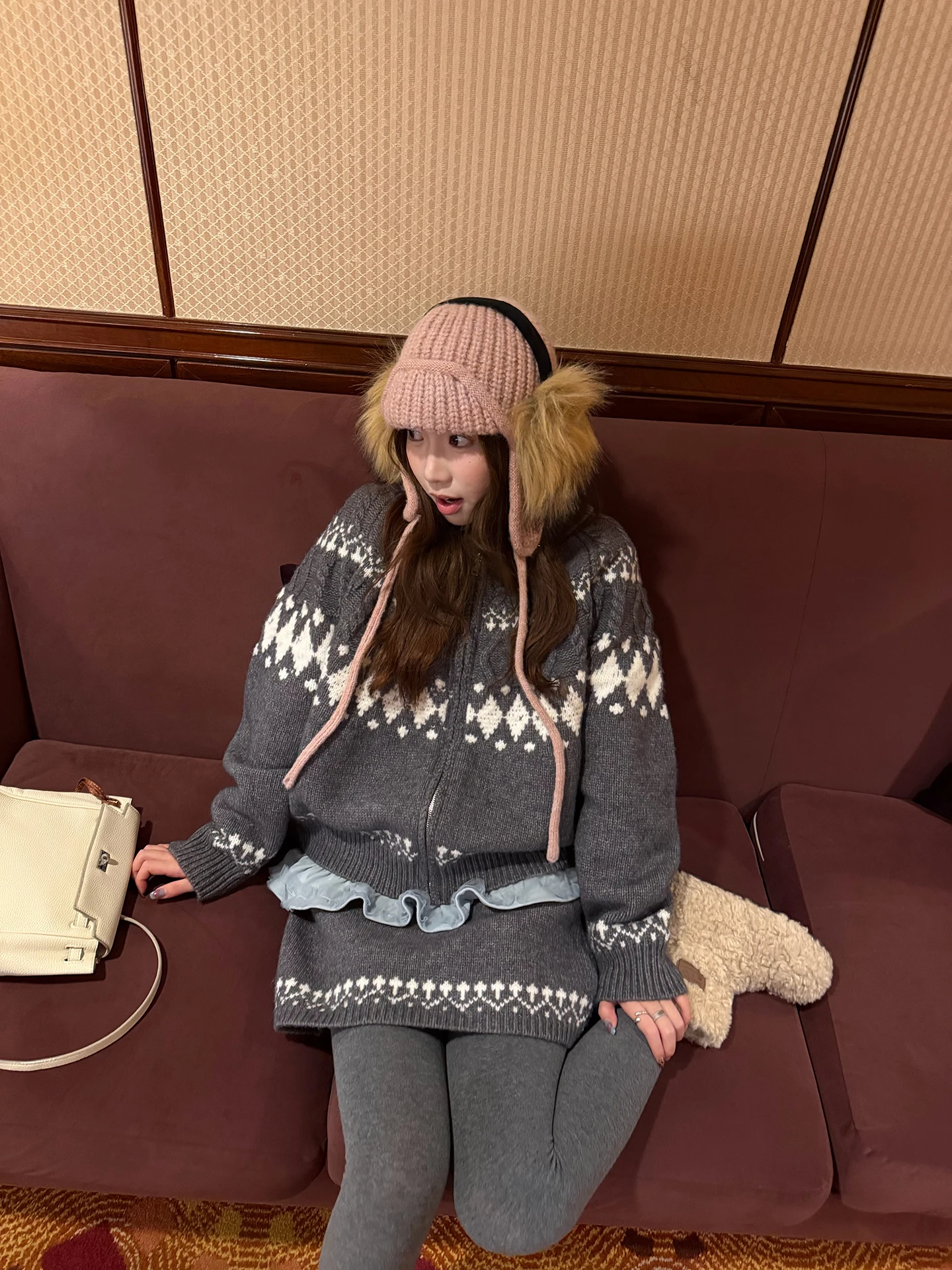 Мягкий уютный вязаный комплект с узором Fair Isle: женский свитер с длинными рукавами и юбка с высокой талией на молнии, модный зимний костюм-двойка
Мягкий уютный вязаный комплект с узором Fair Isle: женский свитер с длинными рукавами и юбка с высокой талией на молнии, модный зимний костюм-двойка