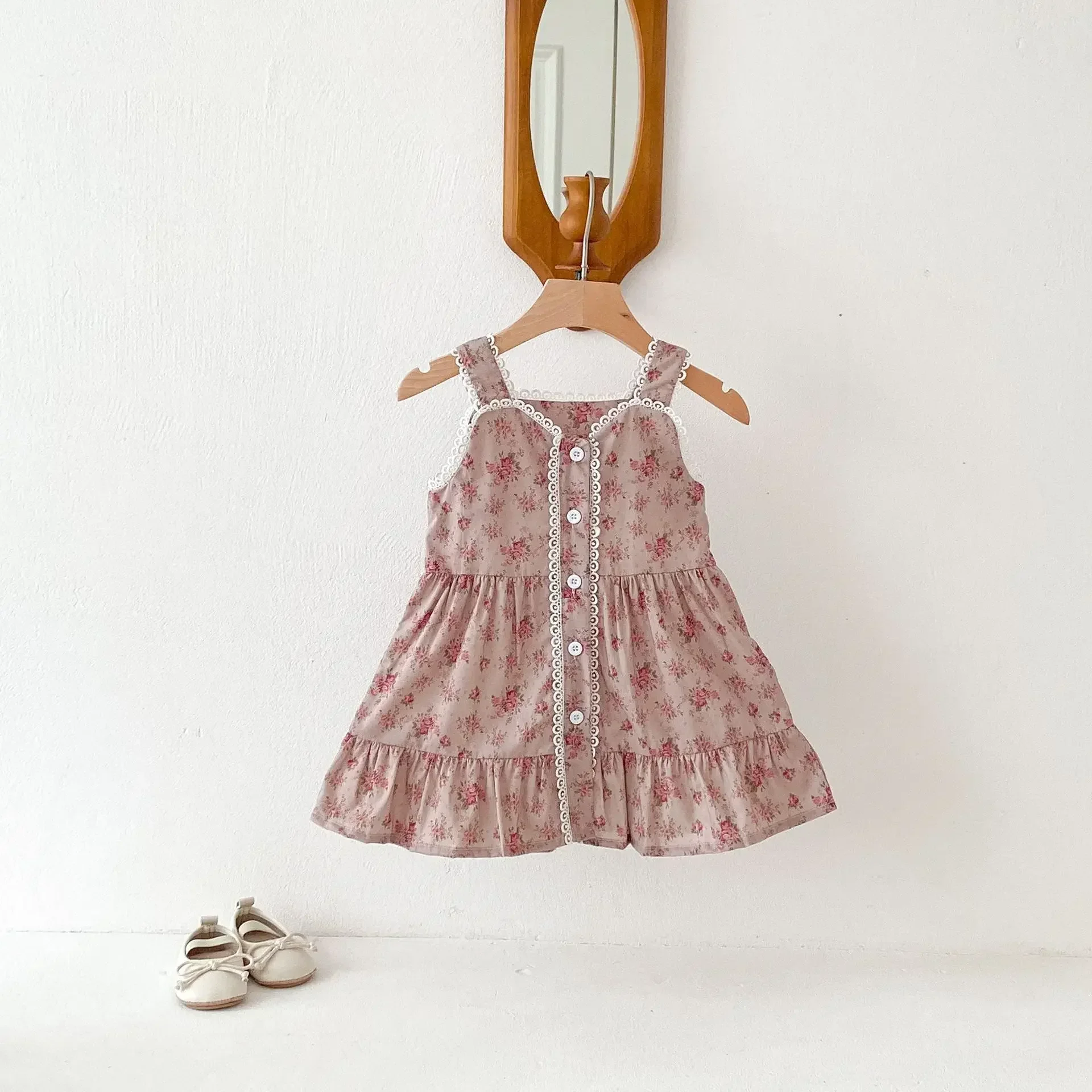 2025 Summer Girls French Retro Pastoral Floral Sleeveless Dress with Lace Trim 95% Cotton Vintage Ruffled Kids Clothing
2025 Summer Girls French Retro Pastoral Floral Sleeveless Dress with Lace Trim 95% Cotton Vintage Ruffled Kids Clothing