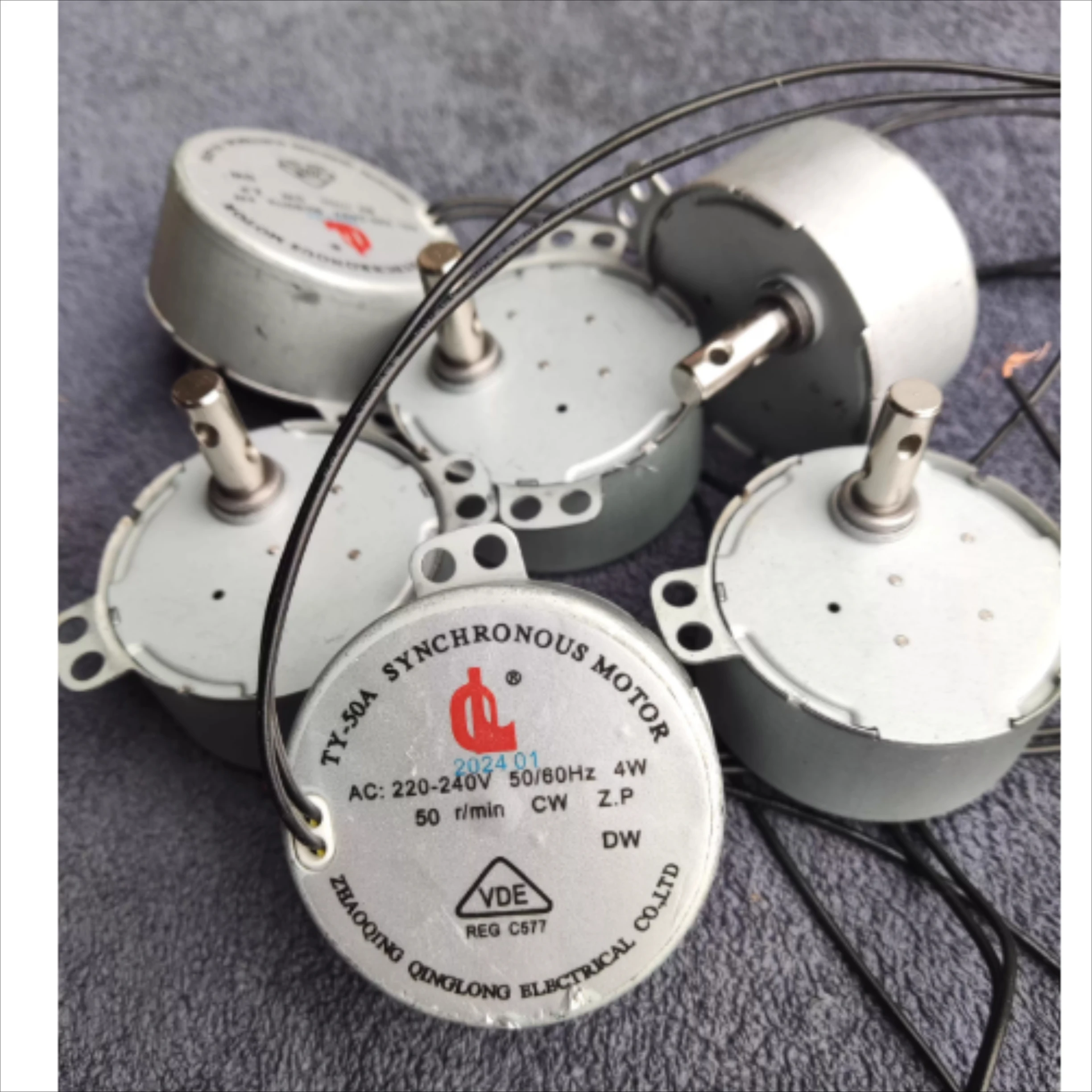 High quality 1PCS TY-50A hair salon Barber shop turn light small motor 4W hairdressing special synchronous motor silent 220V
High quality 1PCS TY-50A hair salon Barber shop turn light small motor 4W hairdressing special synchronous motor silent 220V