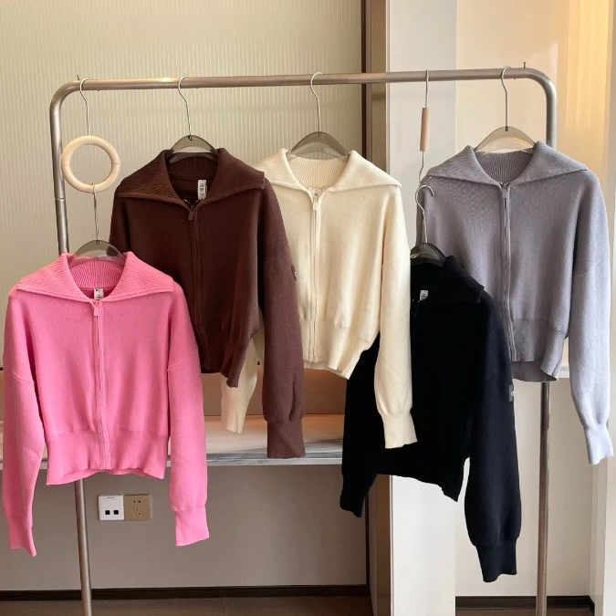 Zipper Short Sweater Jacket Women Solid Lapel Fashion Korean Knitted Cropped Cardigan Solid Pink Black Long Sleeved Top Women
Zipper Short Sweater Jacket Women Solid Lapel Fashion Korean Knitted Cropped Cardigan Solid Pink Black Long Sleeved Top Women