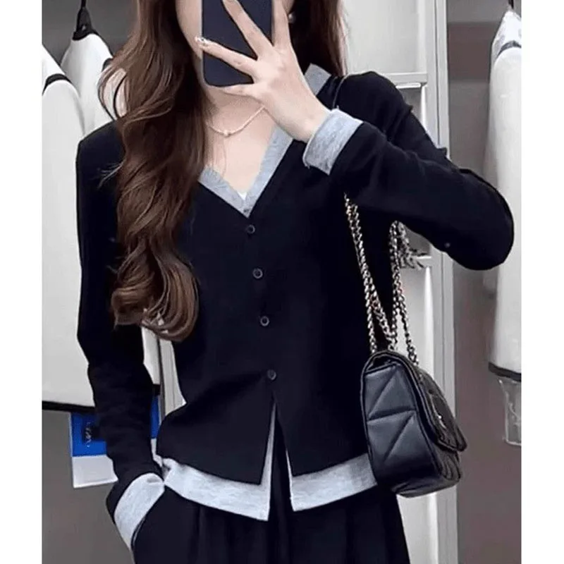 Spring Autumn Women Leisure Fake Two Pieces Top Korean Ladies Fashion Large Size 4XL T-shirt 2025 Female V-neck Patchwork Coat
Spring Autumn Women Leisure Fake Two Pieces Top Korean Ladies Fashion Large Size 4XL T-shirt 2025 Female V-neck Patchwork Coat