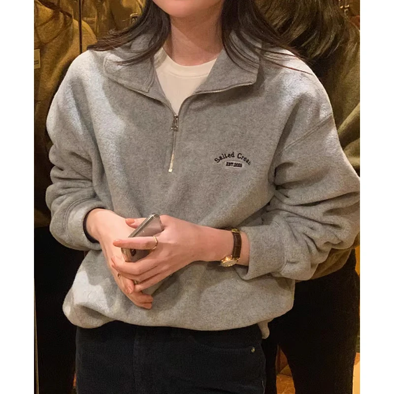 Ретро-шик: женский свитшот с длинными рукавами, свободного кроя, с вышитыми буквами, повседневная уличная одежда, осень-зима, модный стиль
Ретро-шик: женский свитшот с длинными рукавами, свободного кроя, с вышитыми буквами, повседневная уличная одежда, осень-зима, модный стиль