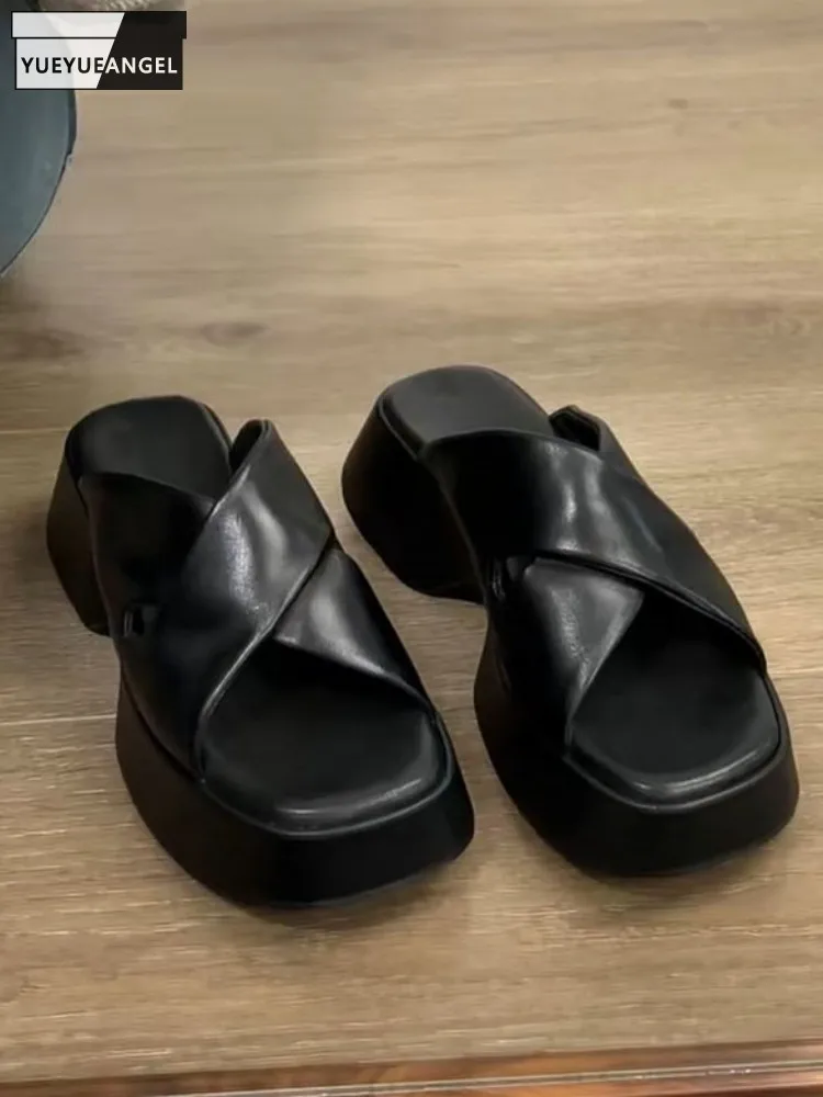 Женские удобные дышащие тапочки в стиле досуга с черным перекрестным ремешком, молодежные повседневные кожаные шлепанцы на платформе с открытым носком и разрезом 
Женские удобные дышащие тапочки в стиле досуга с черным перекрестным ремешком, молодежные повседневные кожаные шлепанцы на платформе с открытым носком и разрезом
