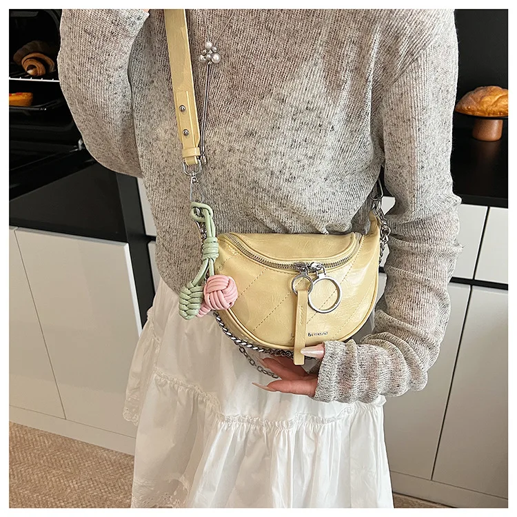 Fashion and popular messenger bag women's versatile style chain simple shoulder bag temperament commuter hand carry dumpling bag
Fashion and popular messenger bag women's versatile style chain simple shoulder bag temperament commuter hand carry dumpling bag