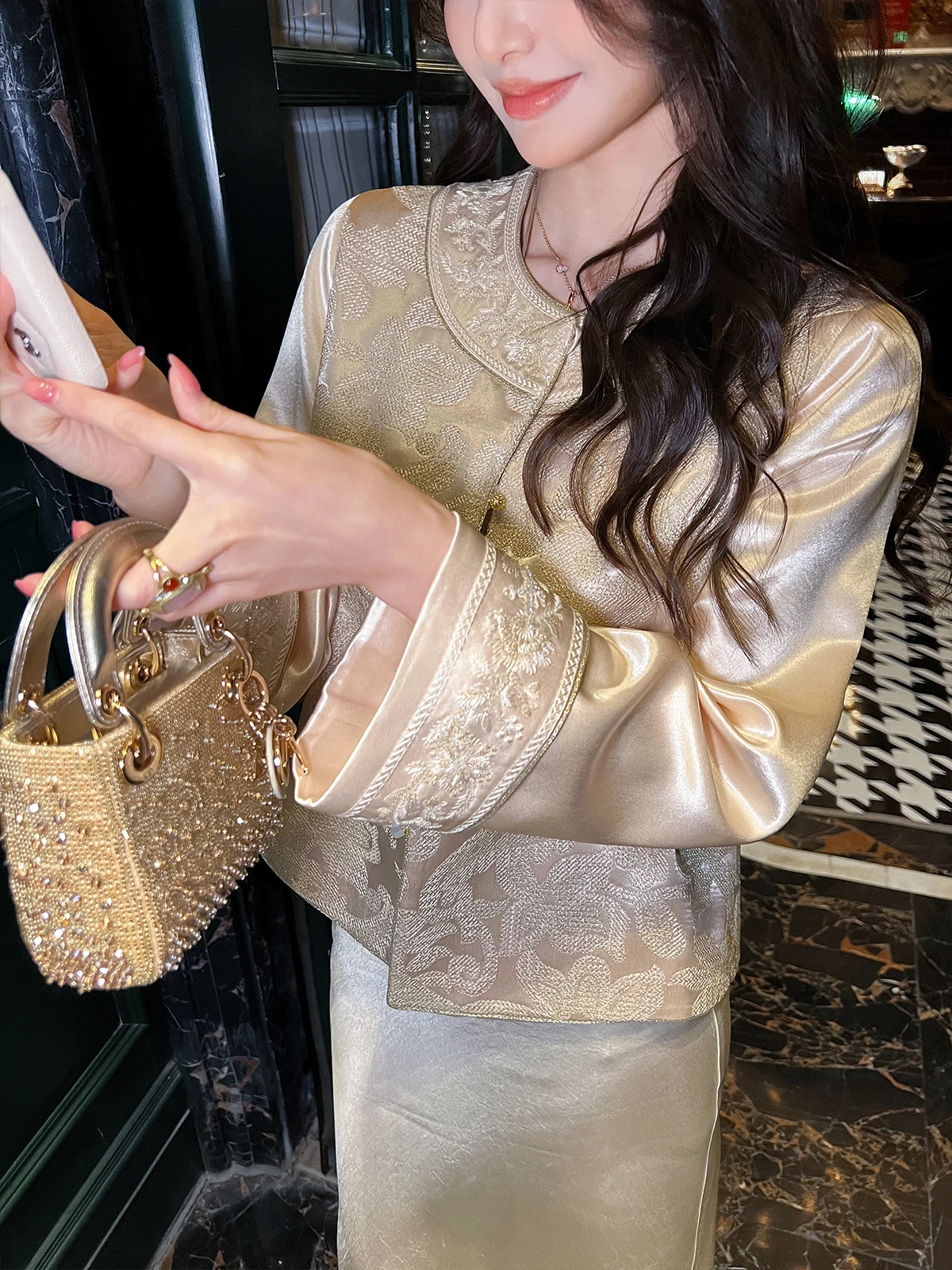 Новая китайская женская рубашка-жакет с тяжелой вышивкой, свободного кроя, на весну-осень, с пуговицами, из атласной ткани
Новая китайская женская рубашка-жакет с тяжелой вышивкой, свободного кроя, на весну-осень, с пуговицами, из атласной ткани