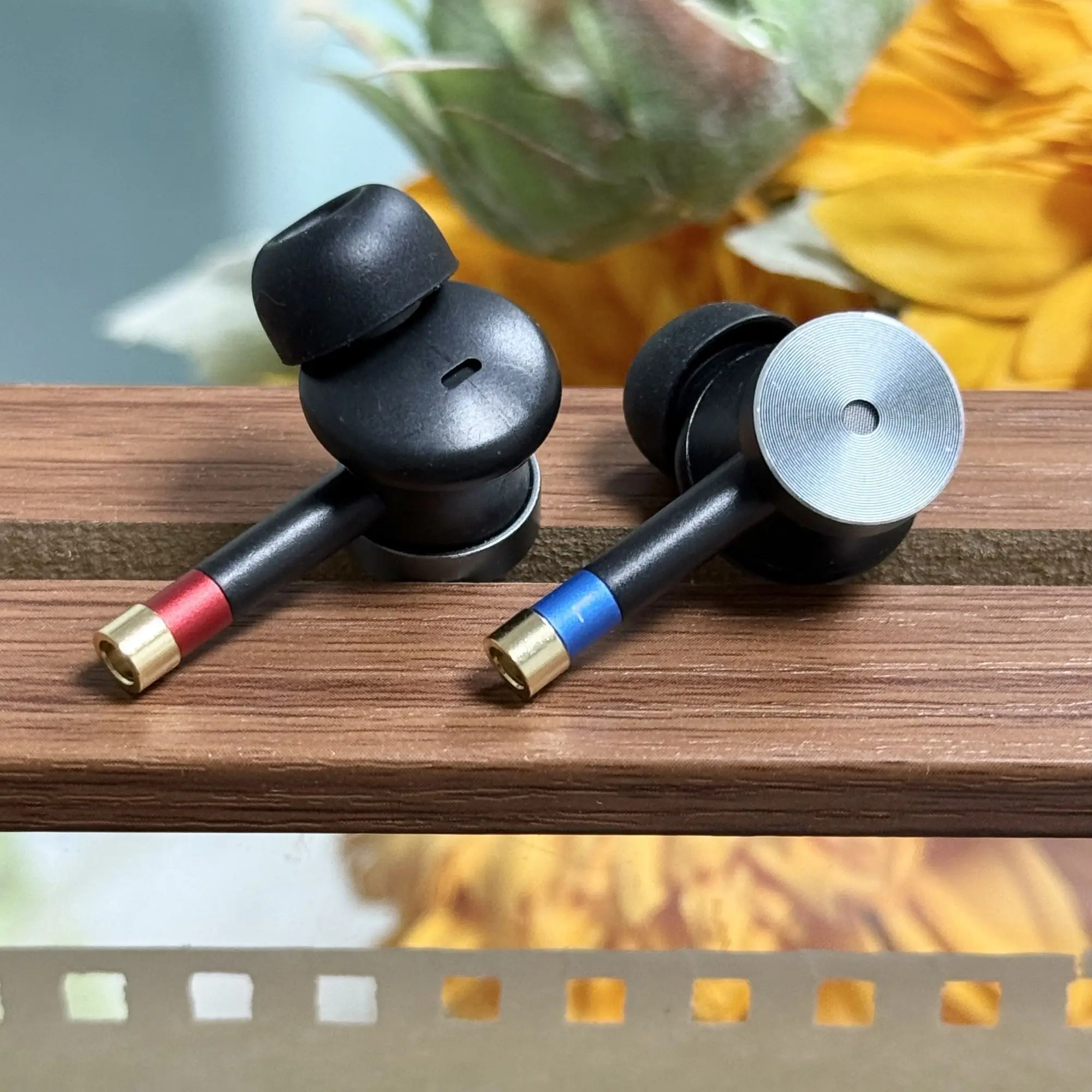 Модифицированные наушники MMCX: металлические Hi-Fi вкладыши с магнитным креплением, улучшенным качеством звука и мощными басами
Модифицированные наушники MMCX: металлические Hi-Fi вкладыши с магнитным креплением, улучшенным качеством звука и мощными басами