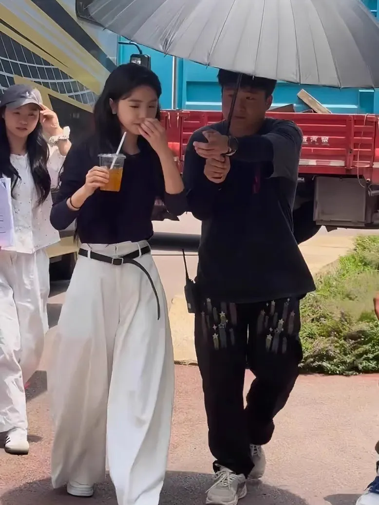 White Wide Leg Pants Women's Spring Drapey Pleated Floor-Length Trousers EXJR High Waist Korean Style Commute Fashion
White Wide Leg Pants Women's Spring Drapey Pleated Floor-Length Trousers EXJR High Waist Korean Style Commute Fashion